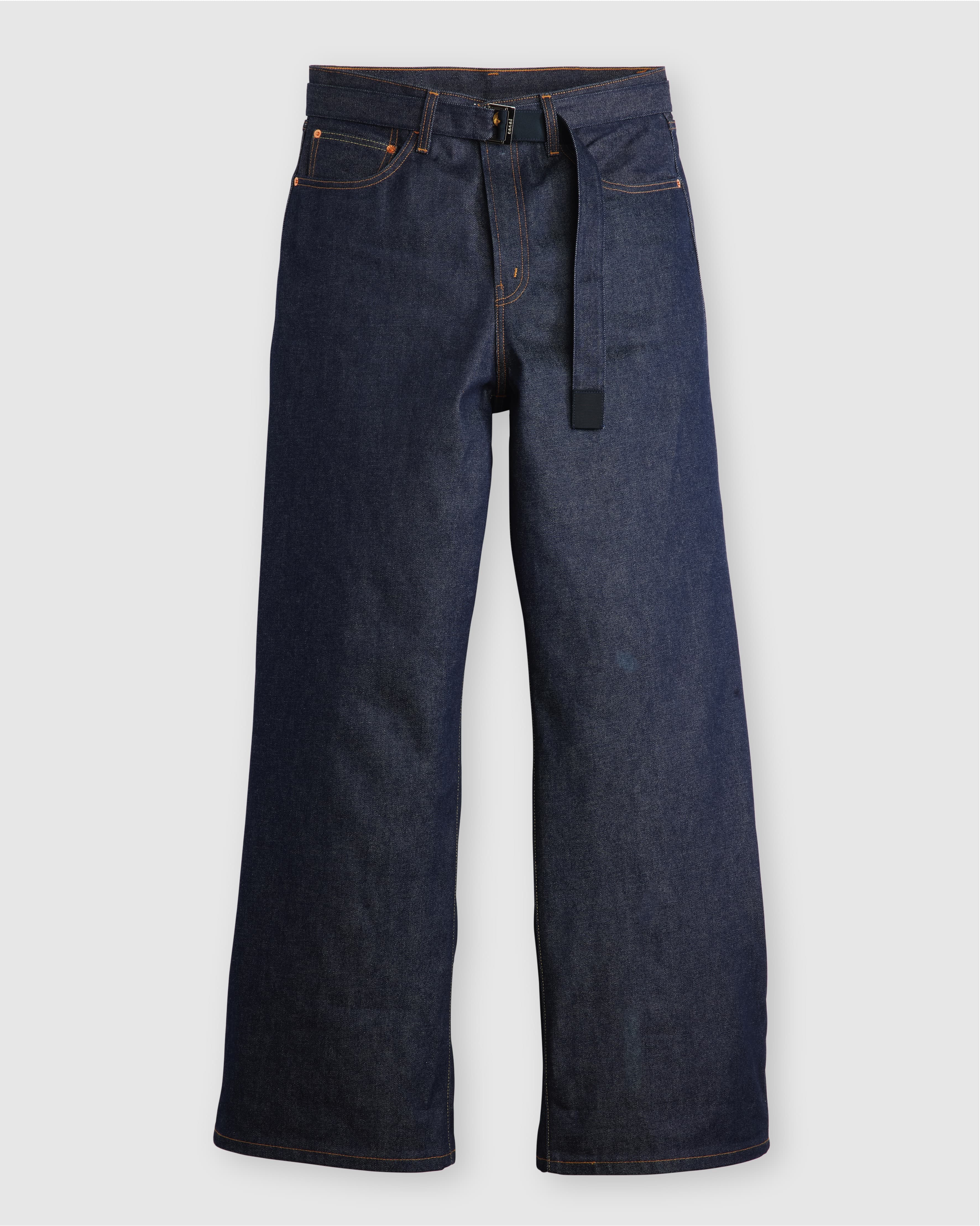 Levi’s x sacai聯名系列靛藍寬版丹寧褲。NT$11,500（Levi's提供）