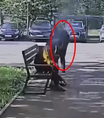 幸好一名駕駛下車以毯子滅火（紅圈處），才阻止火勢擴大。（翻攝自Gazeta.Ru）