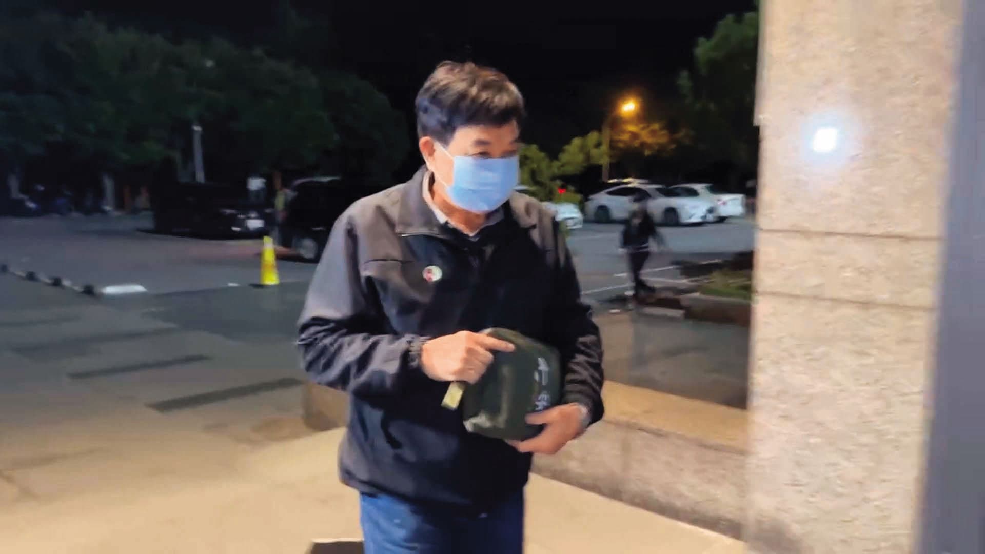 林清水應訊後成為此案首位被強制羈押的公職人員，象徵究責正式進入司法階段。（鏡新聞提供）