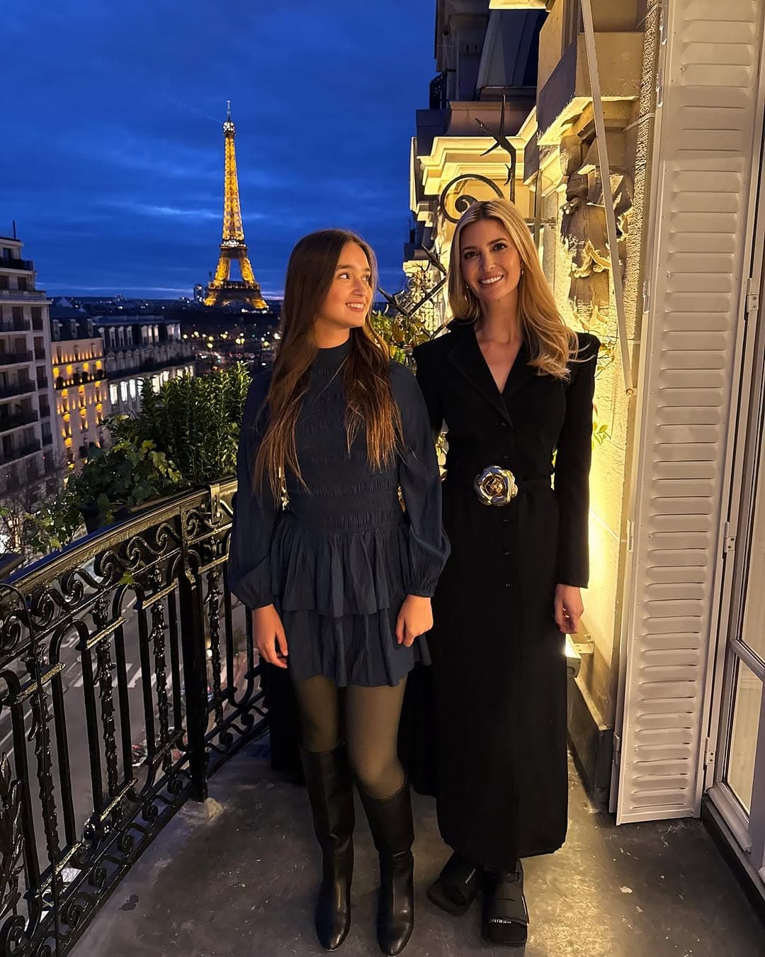 伊凡卡和女兒阿拉貝拉在巴黎鐵塔前合照。（翻攝ivankatrump IG）