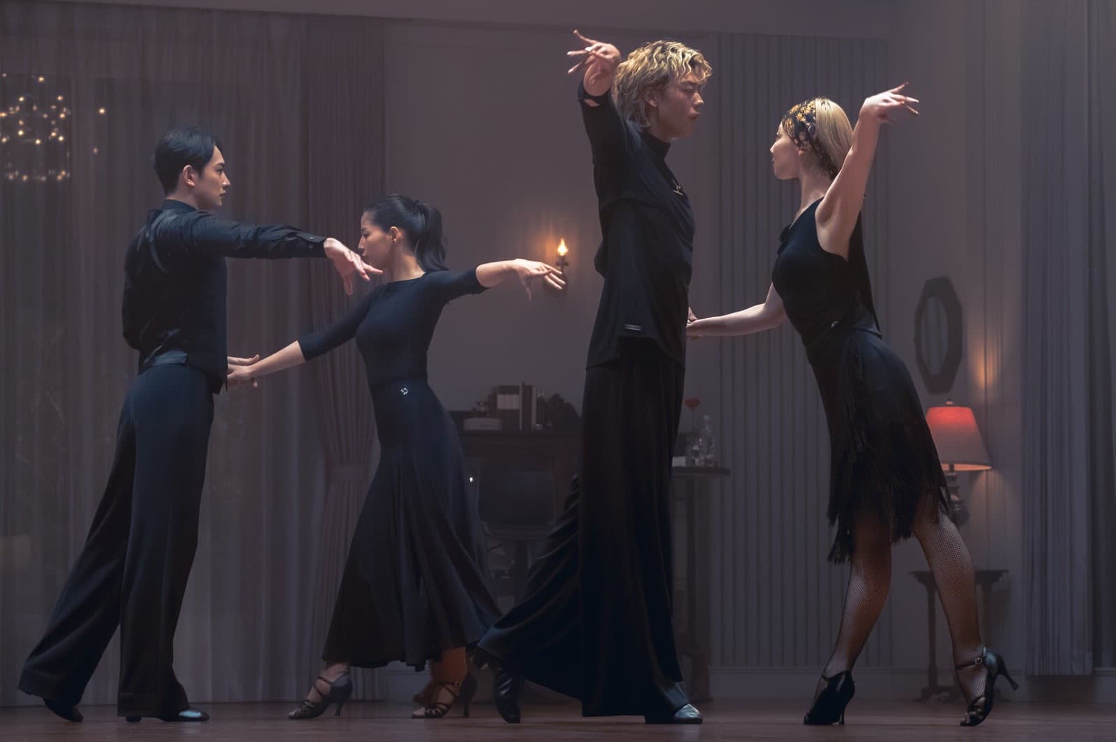 町田啓太、竹內涼真、石井杏奈與土居志央梨為《10Dance》苦練社交舞，竹內涼真（右二）更是從零開始練習跳舞。（網路圖片）
