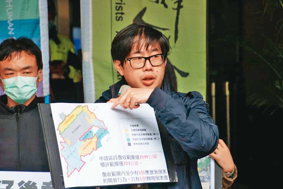 環境權保障基金會副執行長許博任質疑，光電商在難以開發的地區種電，製造對立。（翻攝環權會網站）