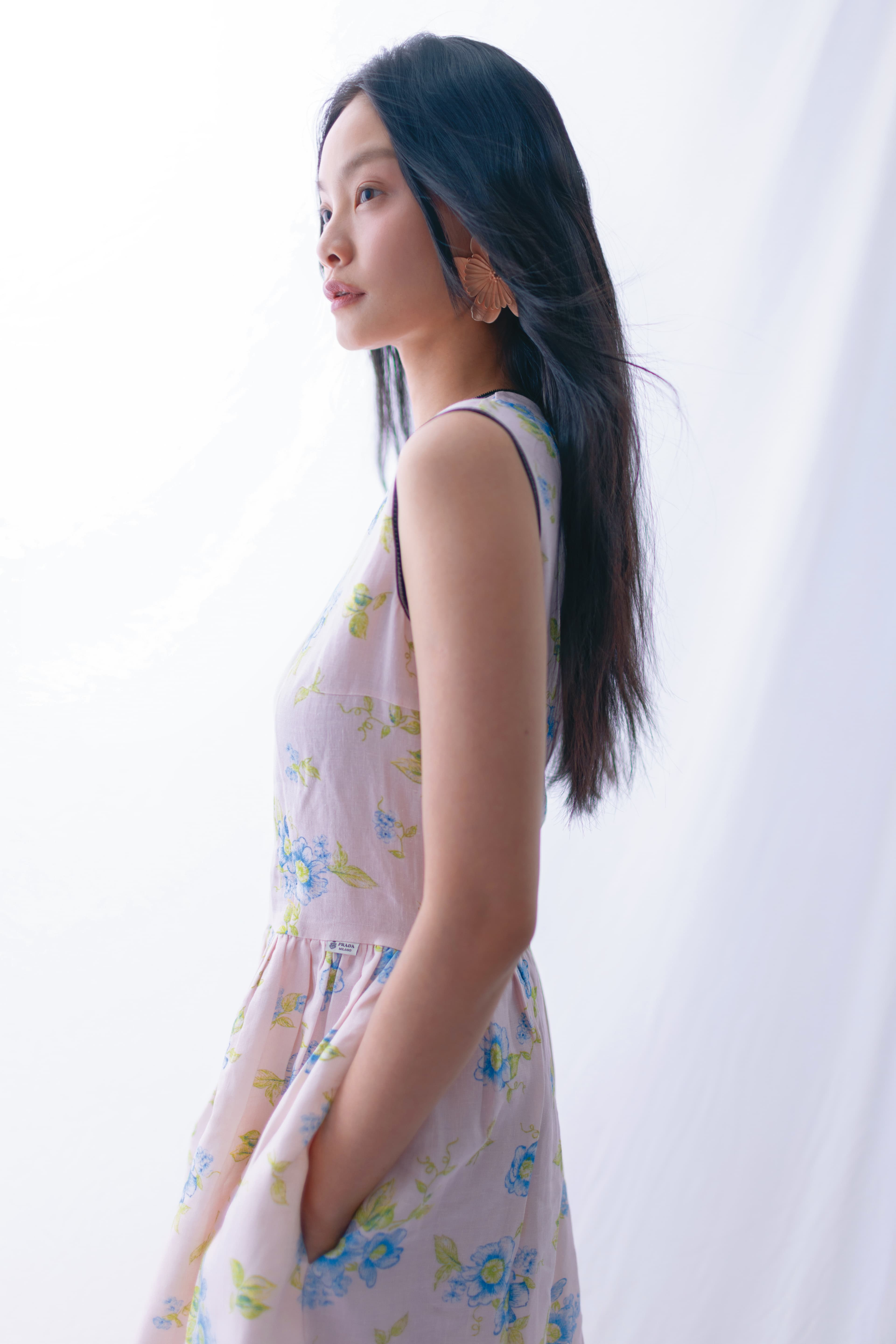 花卉洋裝 價格店洽 by PRADA／粉橘色花卉耳環 NT$31,600 by Chloé。