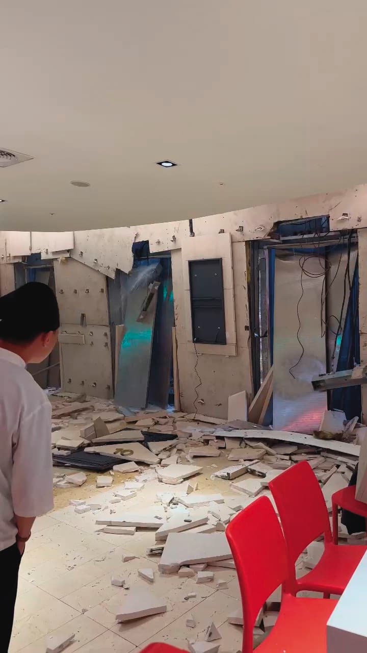 台中新光三越發生氣爆，電梯因強烈震動，被安全系統鎖死。（民眾提供）