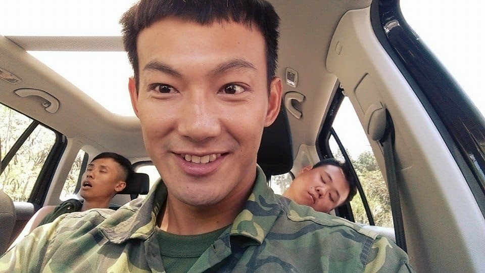 威廉曾在臉書po出身穿軍服照，寫下「追偶像團體沒學到什麼東西，我就只知道不要輕易睡著，不然起來會有驚喜喔～」。（翻攝廖威廉臉書）