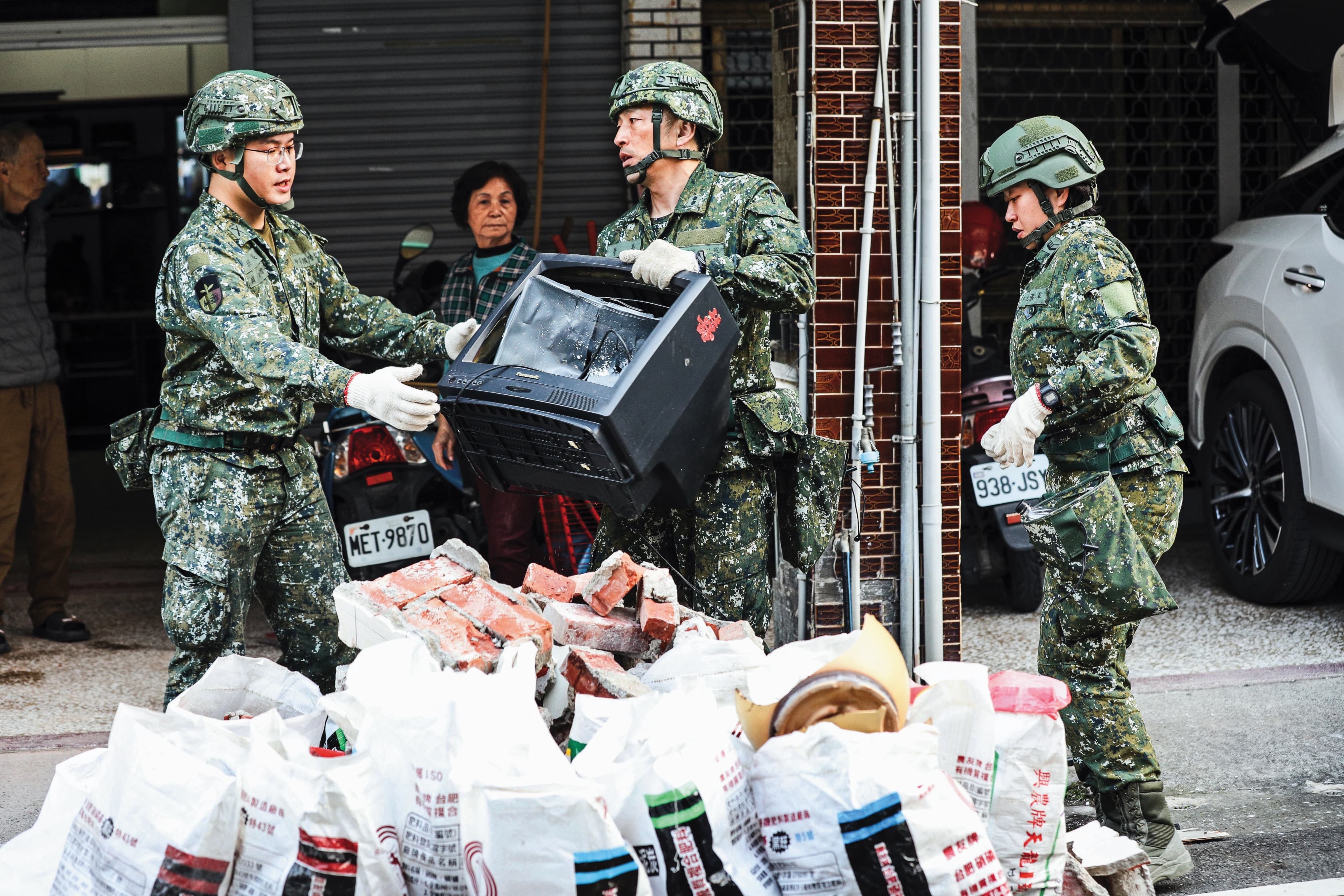 軍方在強震過後緊急出動，協助受影響的居民復原清理家園。 