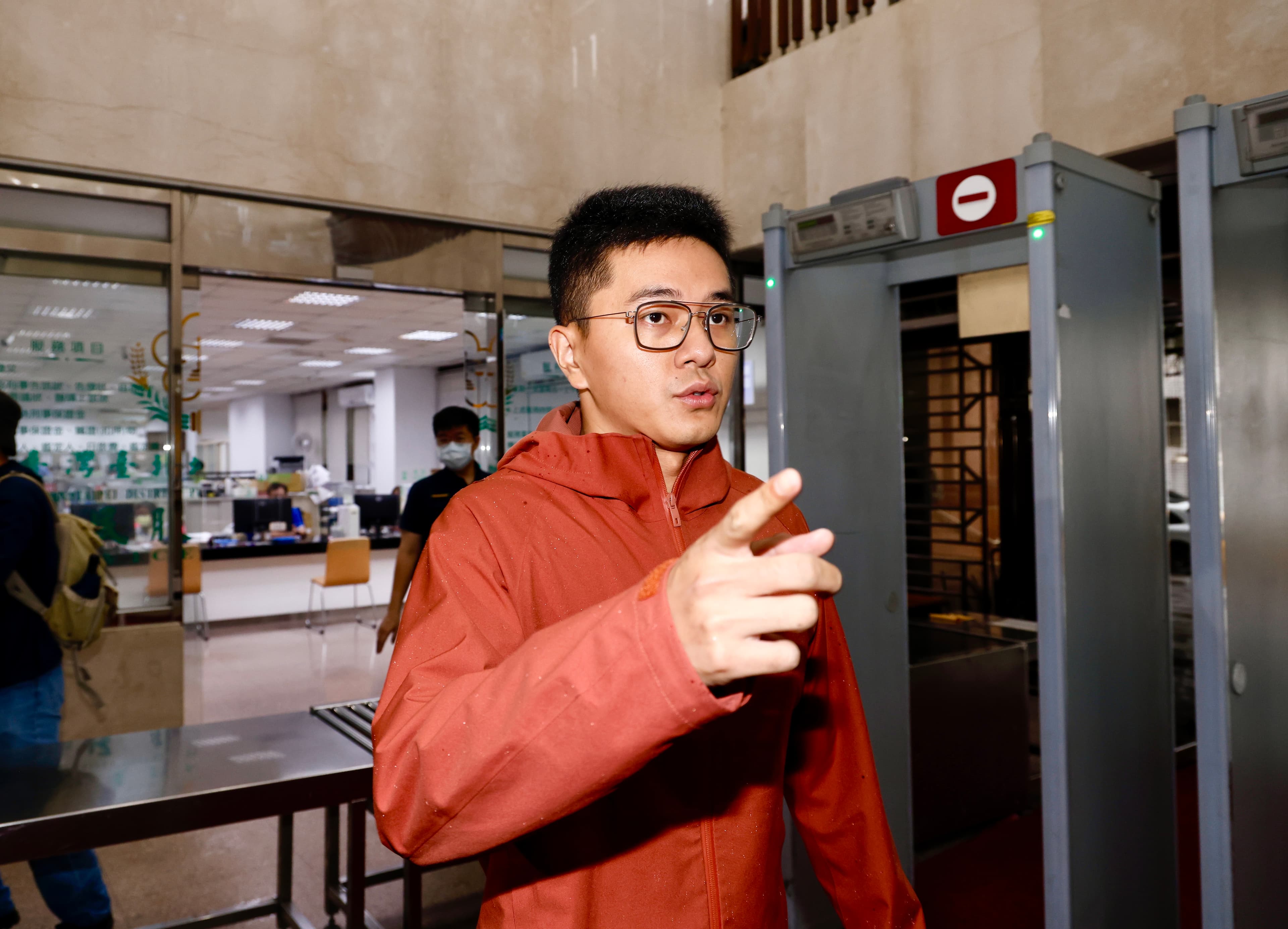 李孝亮因為一直在吸菸，所以躲過遭起訴。（本刊資料照）