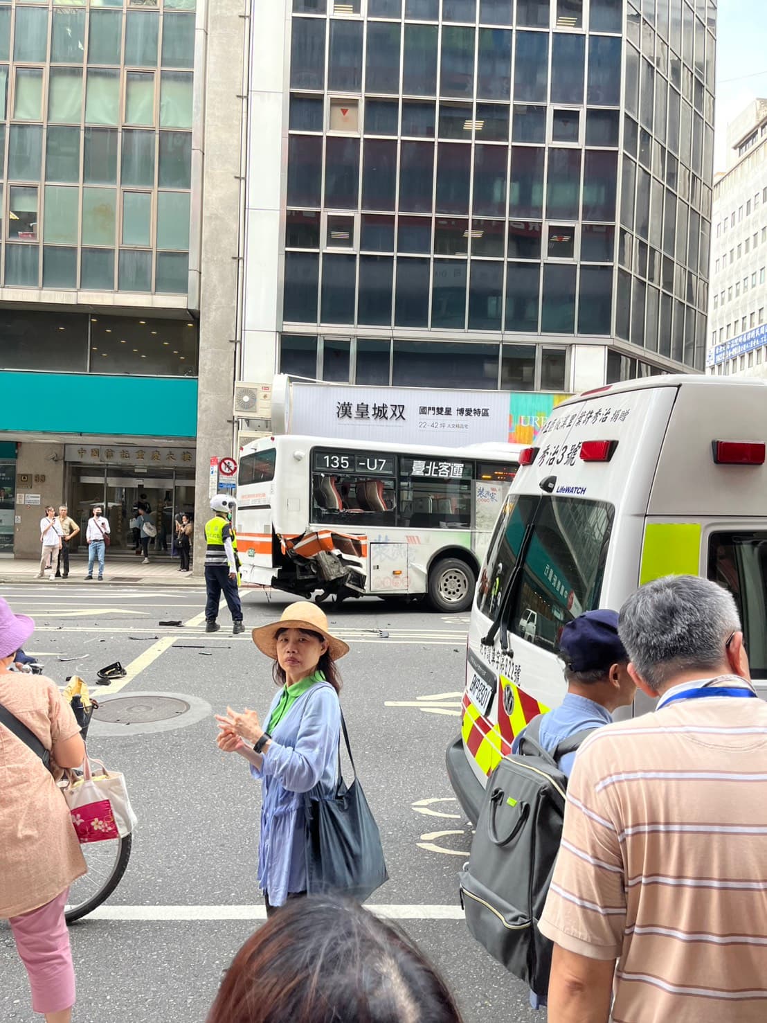 公車車尾遭轎車撞上嚴重受損，現場由警方指揮交通。