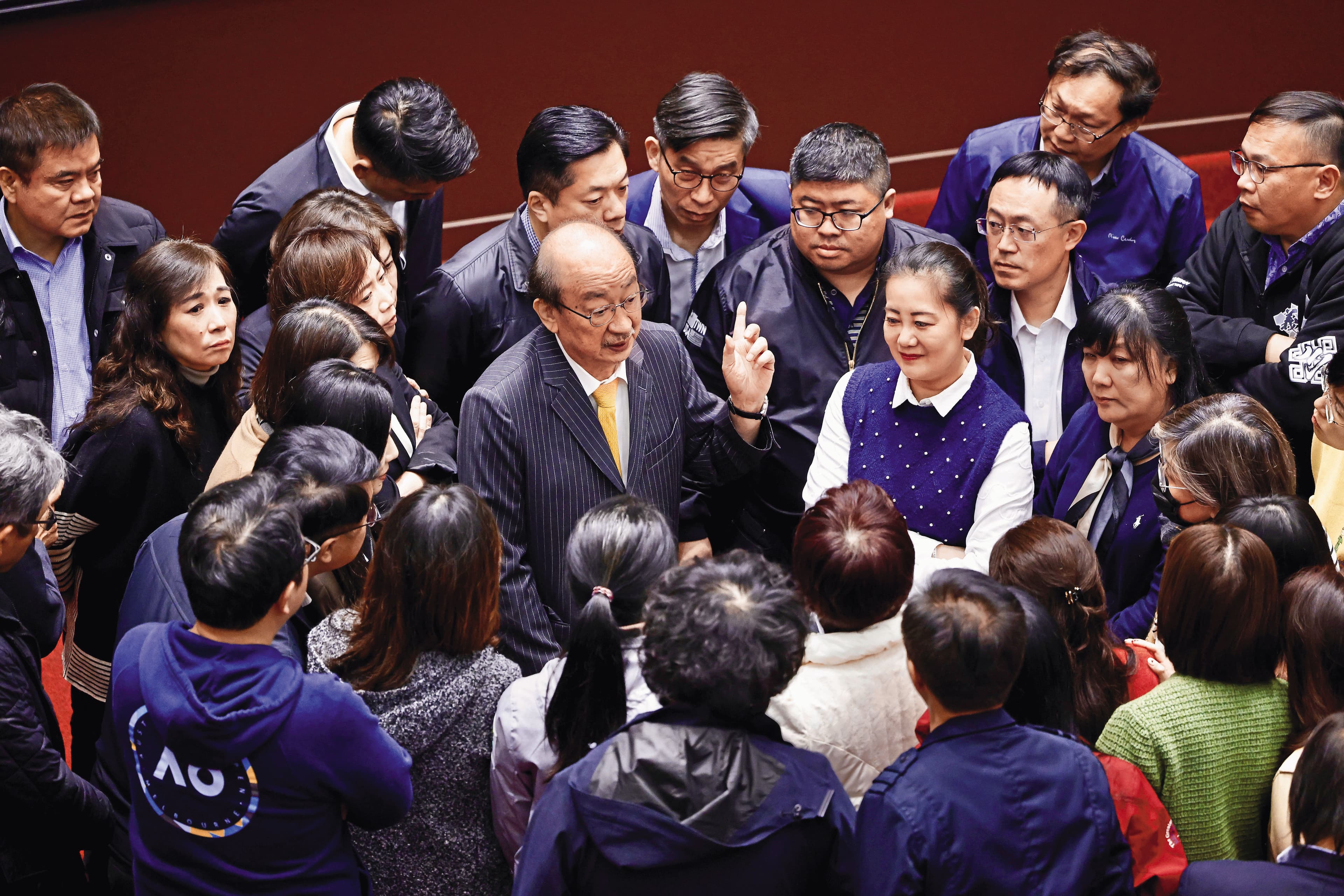民進黨團目前有8位區域立委的罷免案進入第二階段連署。