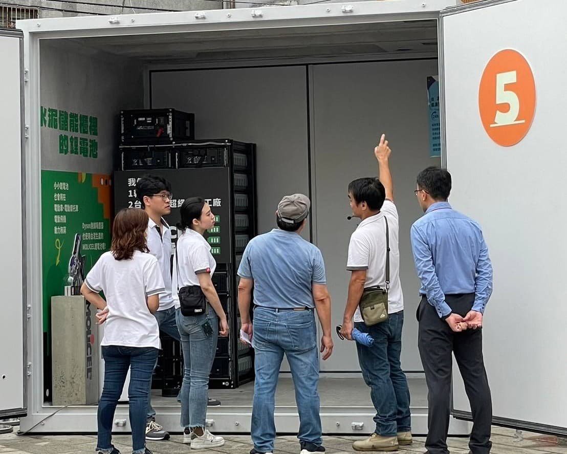 台泥體認儲能必須帶給社區民眾信賴感,因此經過兩年研發打造獲得台灣美國等九國專利的安全水泥儲能櫃EnergyArk,是目前唯一具有「防火、防爆、阻熱、滅火」的產品。(台泥提供)