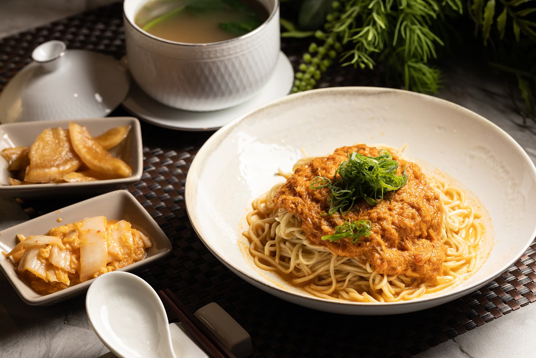 經過改良的「江南黃油蟹皇麵」，手工拉麵吸附飽滿蟹黃醬汁，卻沒有傳統做法的油膩，蟹黃愛好者必吃。（880元／份）