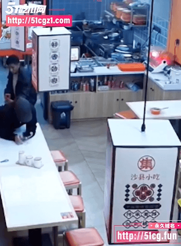 男子趁女店員不注意，偷拍她的臀部。（翻自《吃瓜網》）
