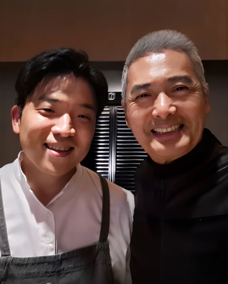 香港藝人周潤發也曾造訪Mosu Hong Kong，並與安成宰留下自拍合影，可見發哥吃得相當滿意。（翻攝網路）