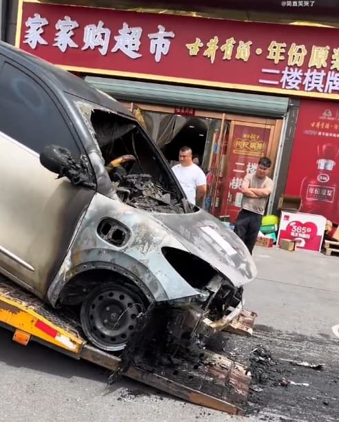 電動車自燃導致車輛嚴重損毀面臨報廢程度。（翻攝微博）