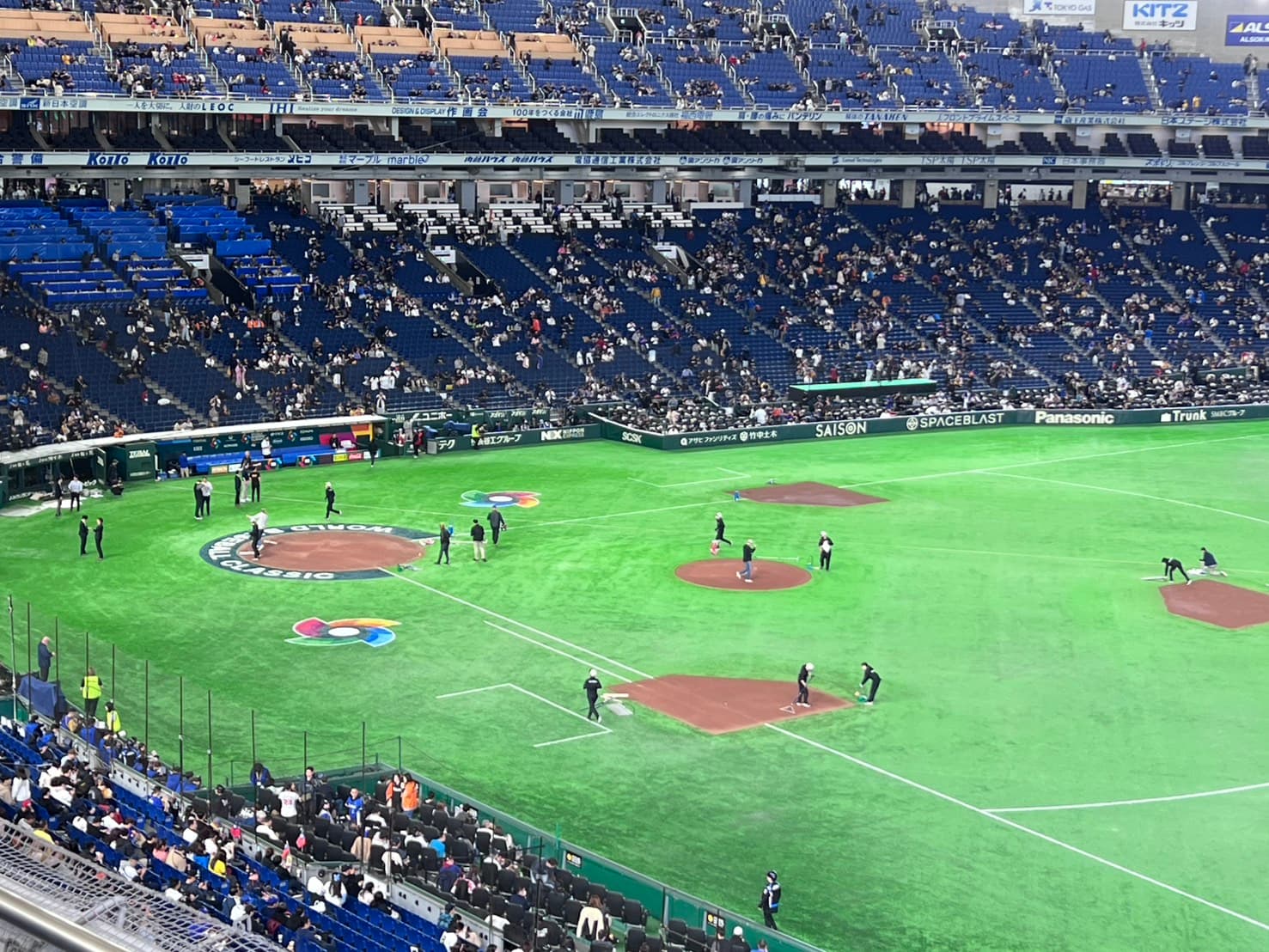 場內畫面曝光。