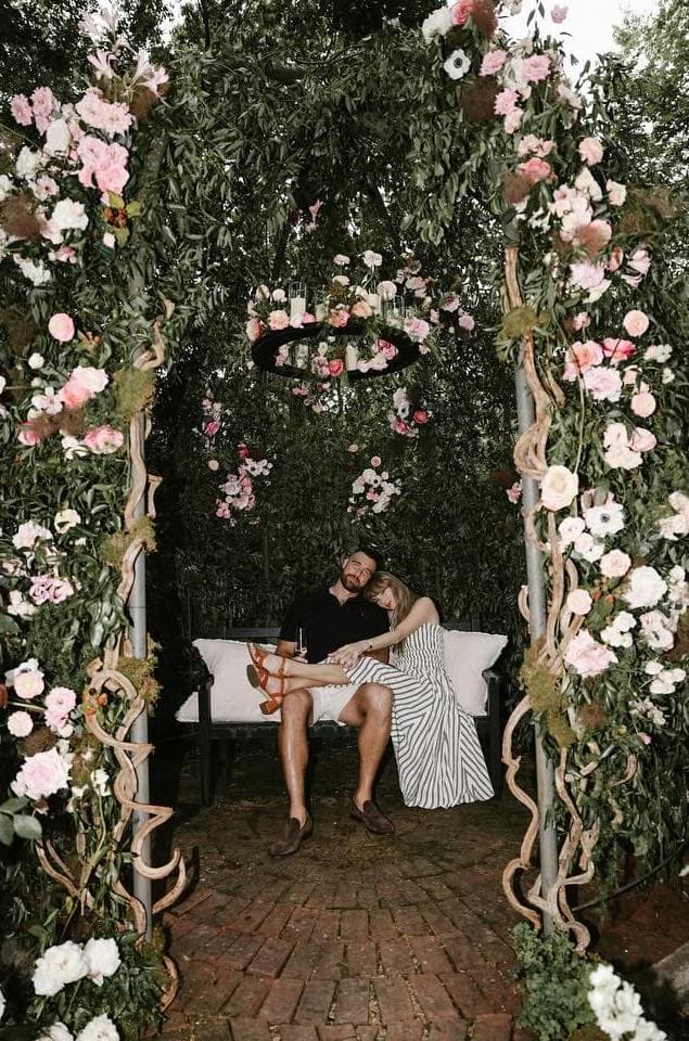 泰勒絲（右）和崔維斯（左）正式步入禮堂。（翻攝taylorswift IG）