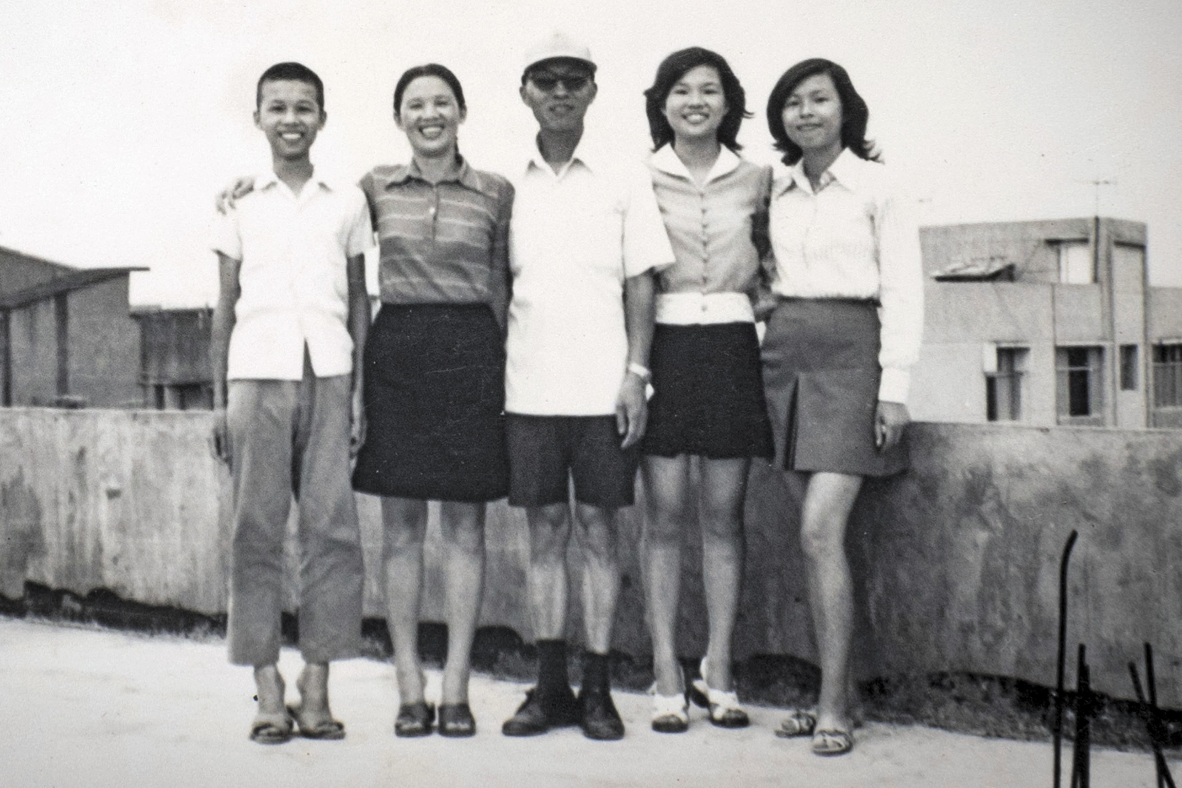 畢恆達母親家族有遺傳性小腦萎縮症基因，母親晚年也不幸發病。左2為畢恆達母親，左1為畢恆達。（畢恆達提供）