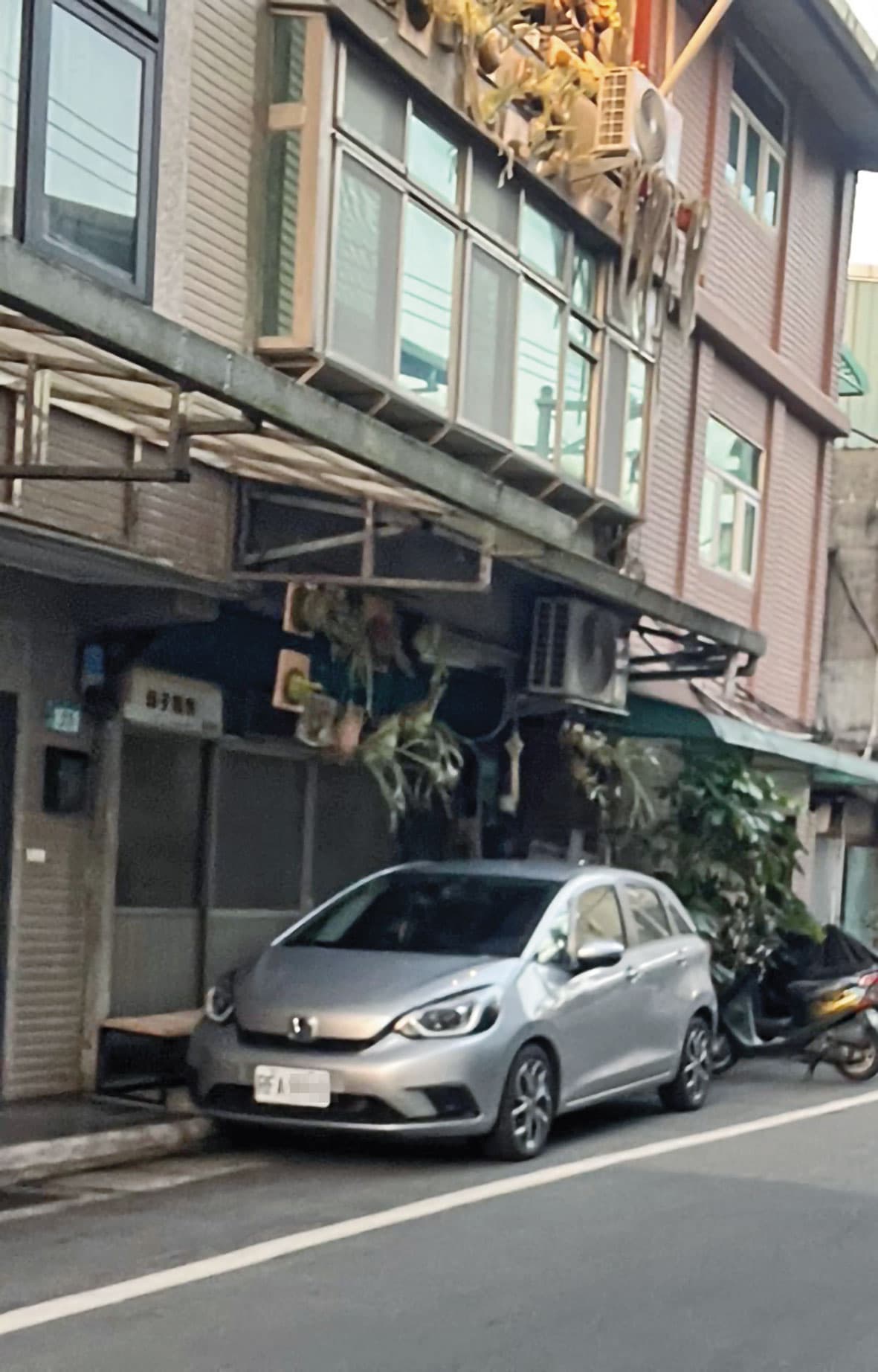 尾隨張景森公務車的可疑銀色車輛被引入死巷後，機警的公務車司機拍下對方車牌。（讀者提供）