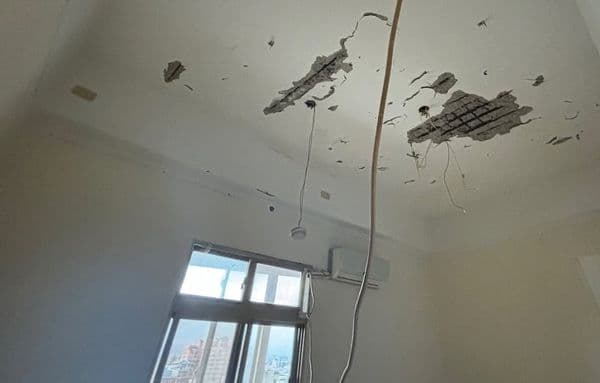 陳緗妮公布房屋鋼筋外露的狀況。（翻攝臉書）