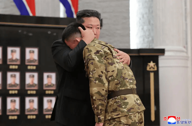 平壤廣場莊嚴授勳,戰死士兵家屬領取英雄稱號。(翻攝自朝中社)