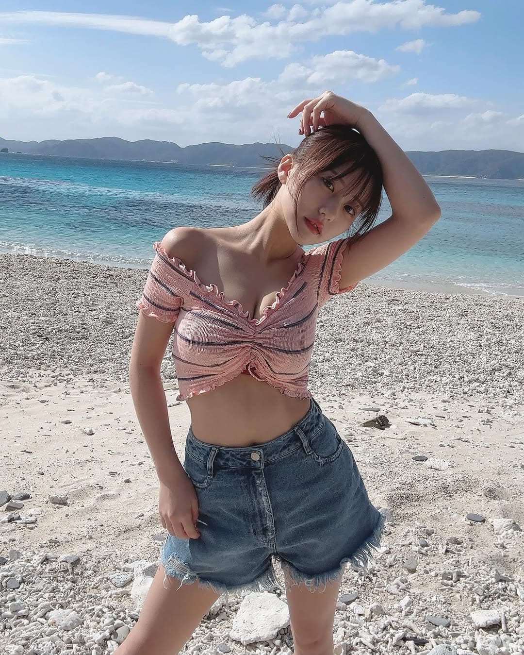 田中美久在沖繩海邊拍攝雜誌寫真。（翻攝IG@mikumonmon_48）