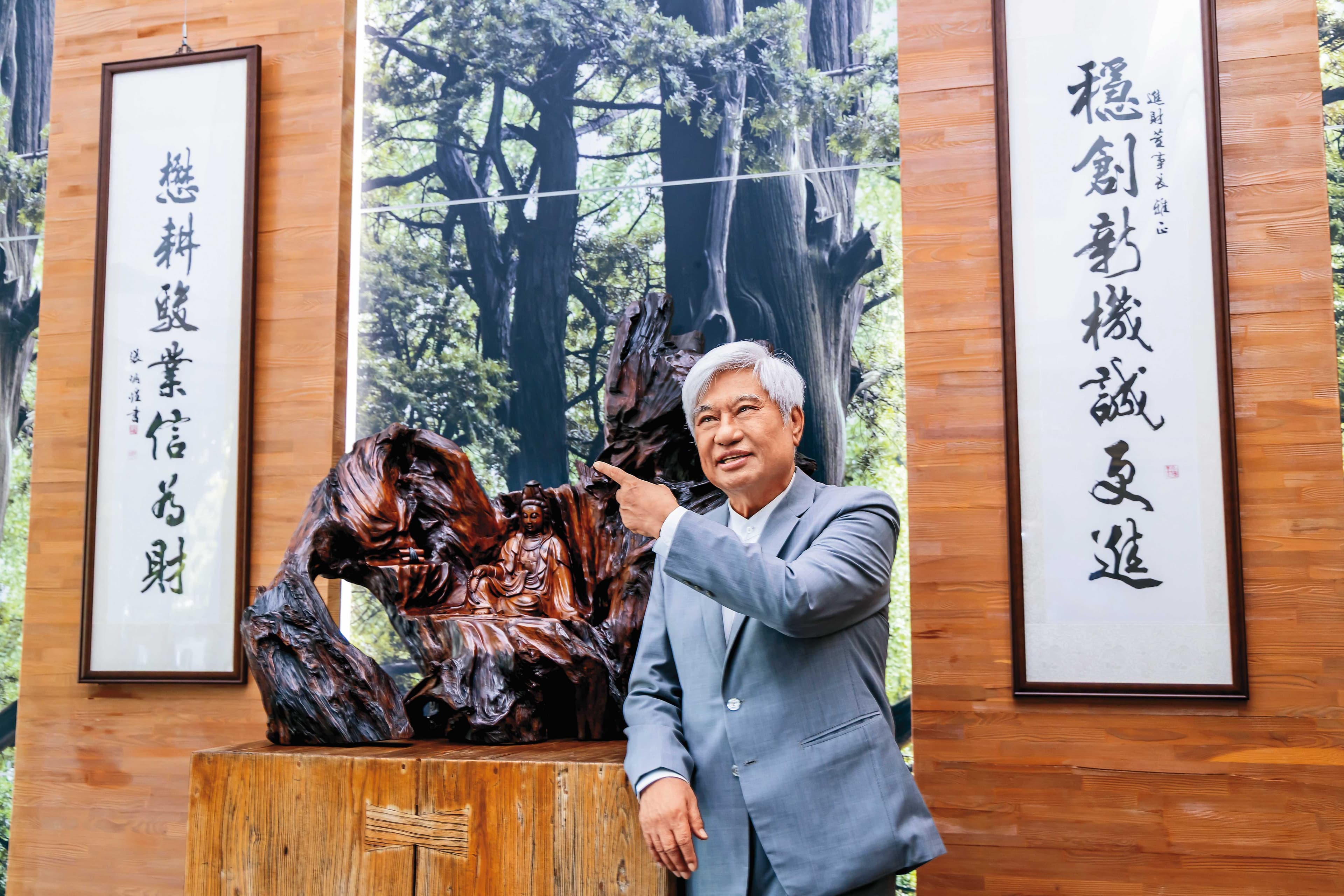 陳進財熱愛書法，特別將寫有「穩懋」與他經商之道「誠信」4字的作品高掛在總部大廳。