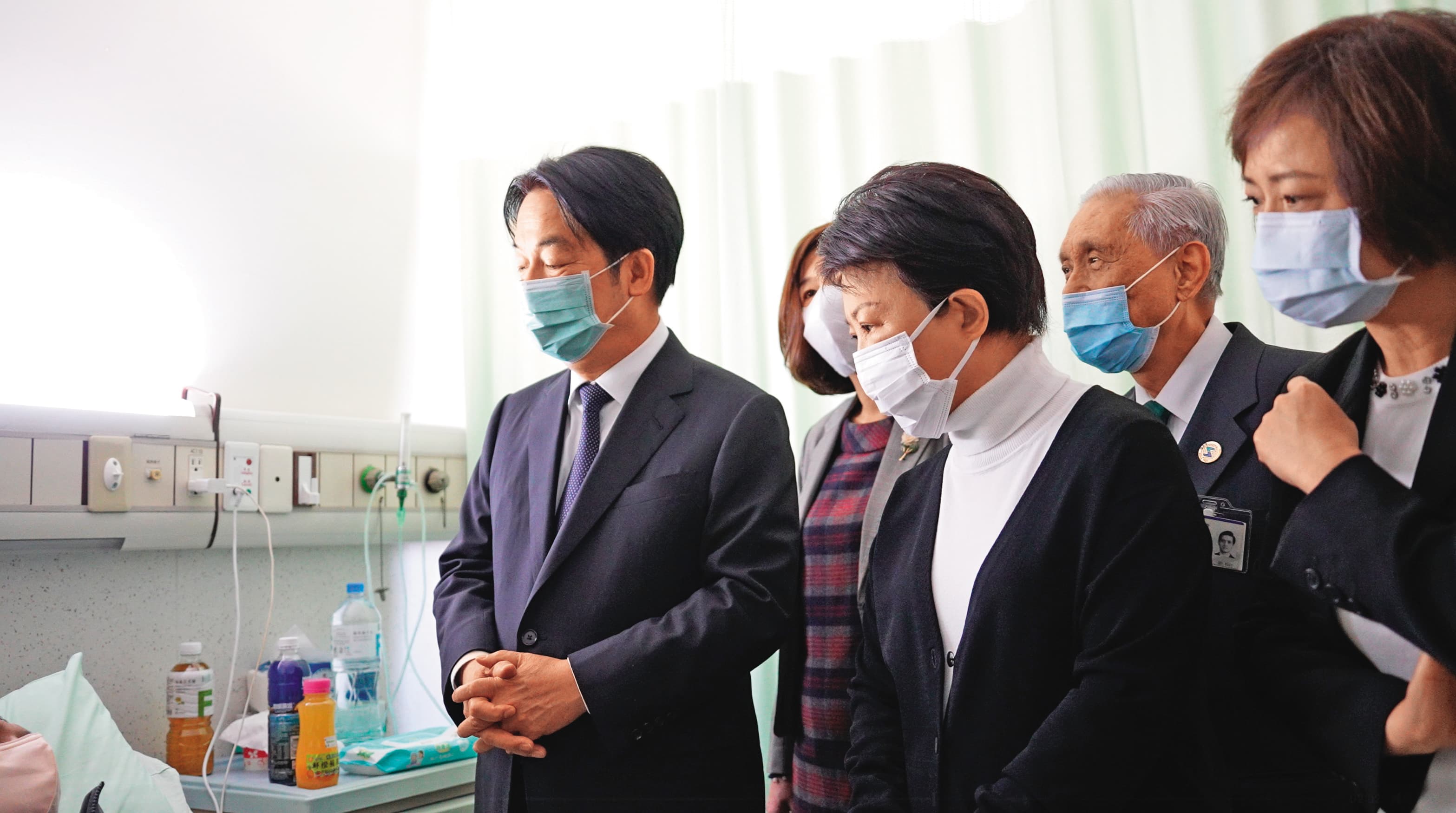 台中市長盧秀燕陪同總統賴清德到醫院，探視新光三越氣爆案的傷患。（翻攝台中市府官網）