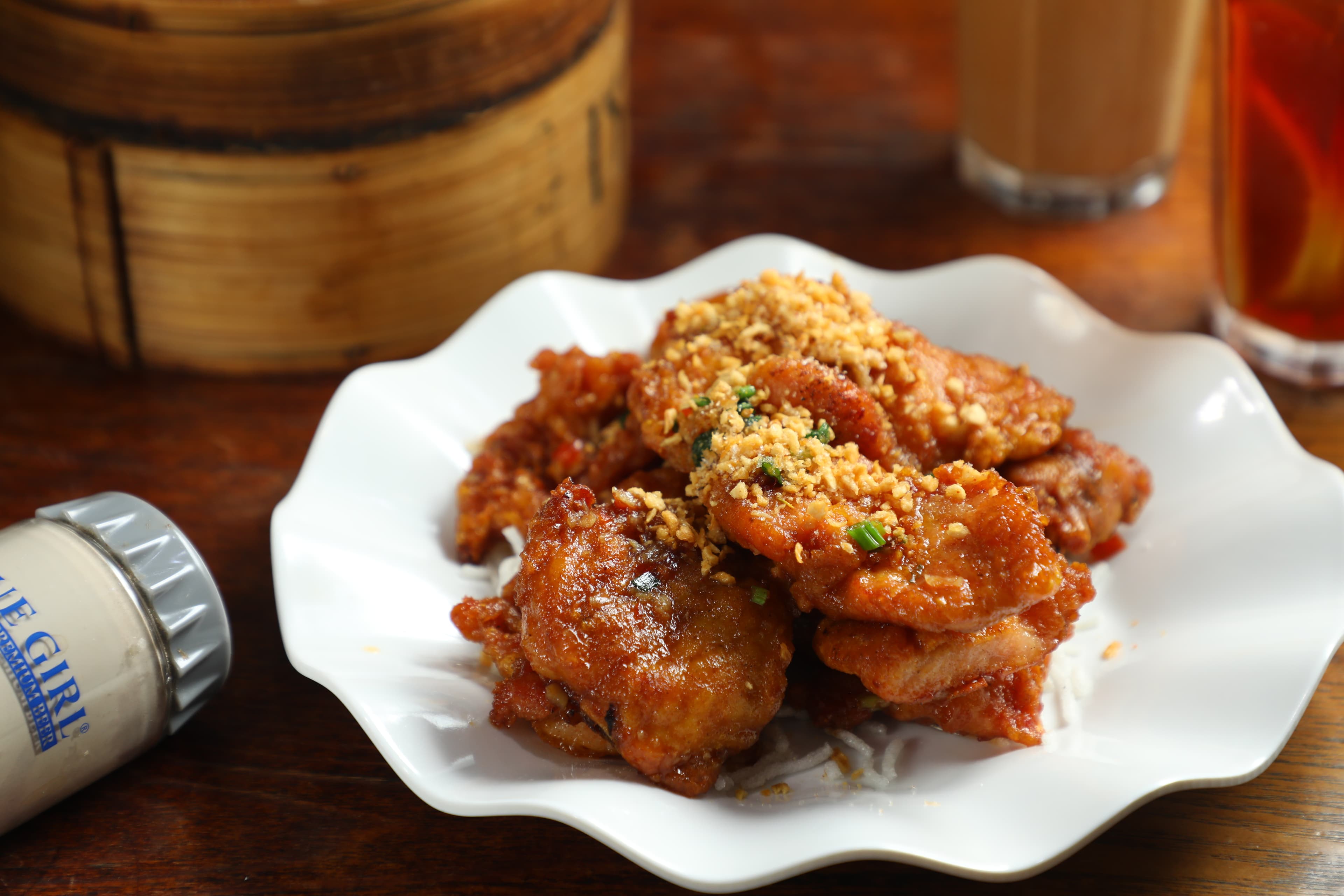 炸得金黃酥脆的「椒鹽肉排」，撒上香氣撲鼻的蒜酥，是街坊最愛的下酒菜。（港幣98元／份）