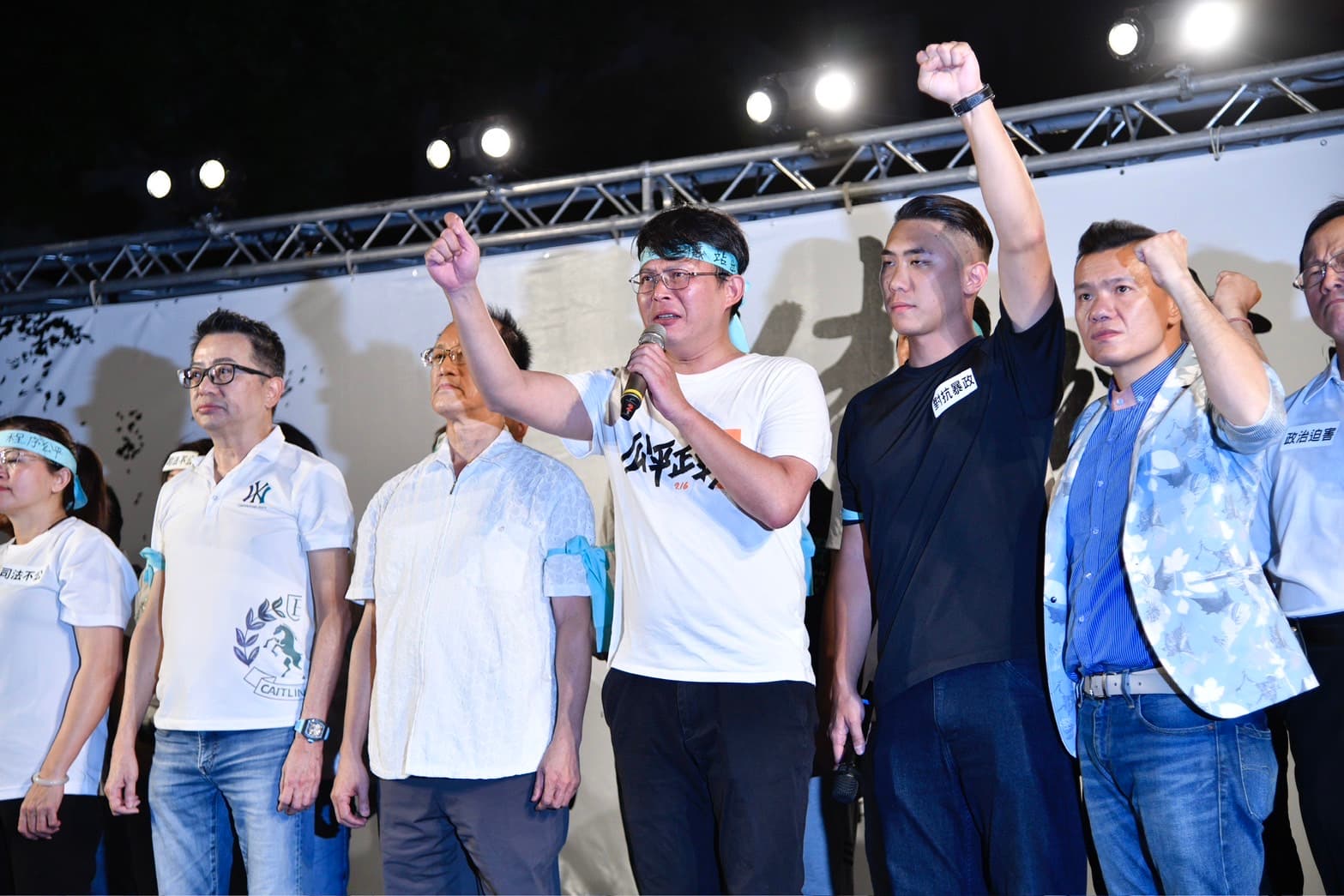 民眾黨公職齊聚台上喊口號。
