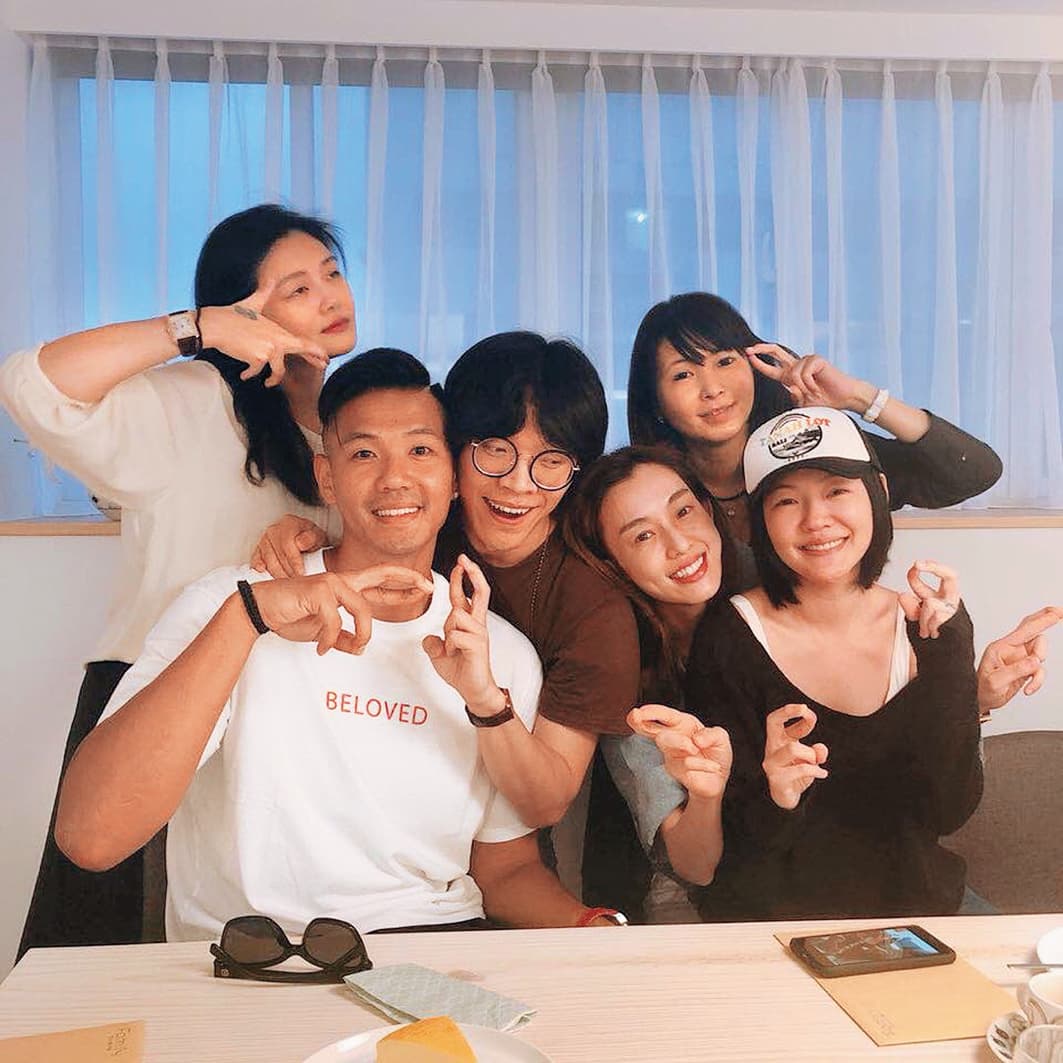 大S（左1）、小S（右1）和黑人（左2）、范瑋琪（右3）、Mskiyo（右2）常私下聚會。左3為盧廣仲。（翻攝自小S IG）