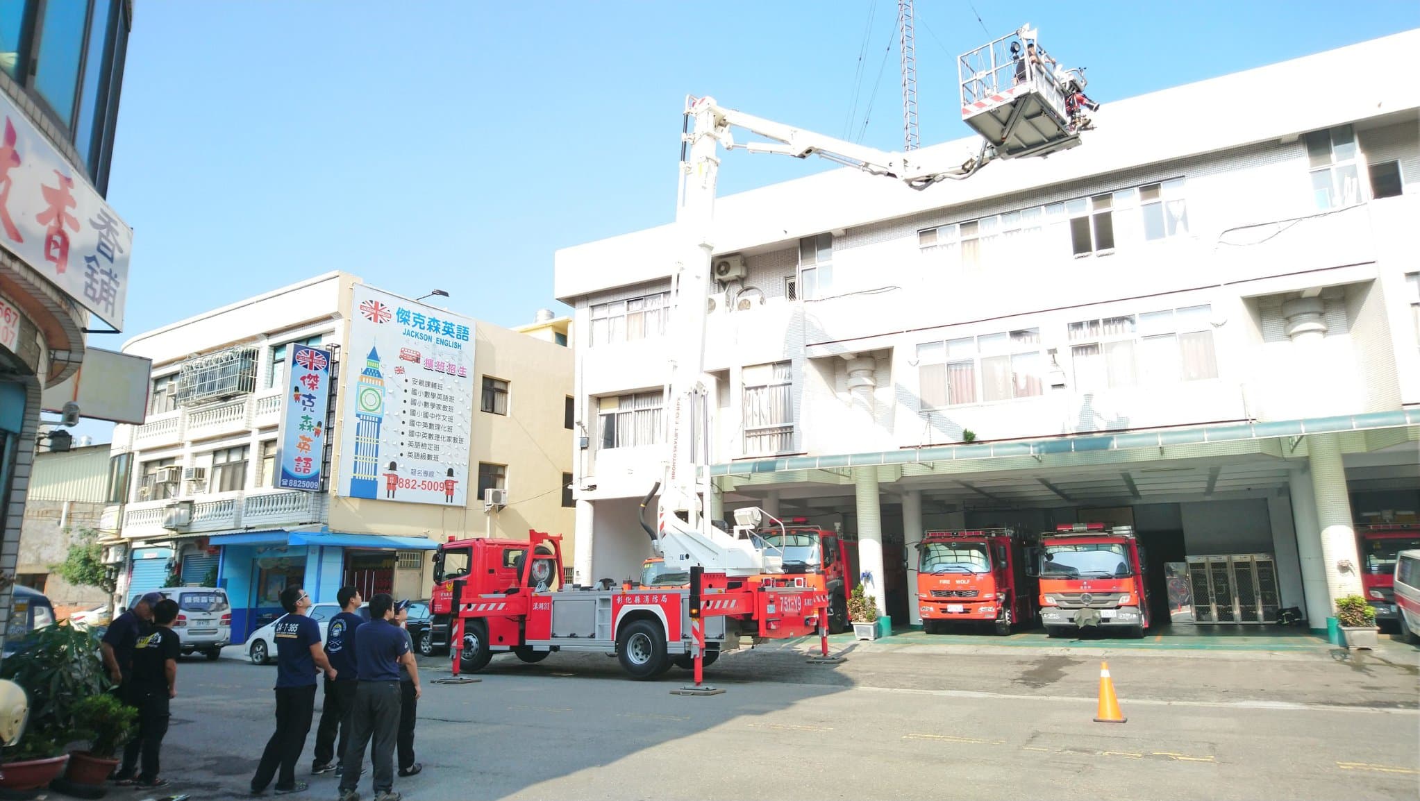 彰化縣政府目前於彰化市、員林市各配置1輛52公尺雲梯車，全縣部署7輛30公尺雲梯車。（圖／彰化縣政府提供）