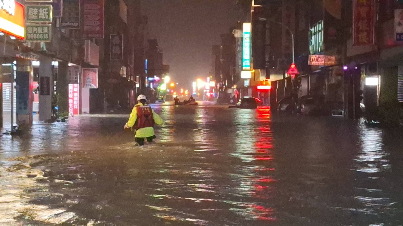 「鳳凰」颱風外圍環流肆虐，蘇澳市區成澤國。（翻攝自蘇澳鎮公所臉書）