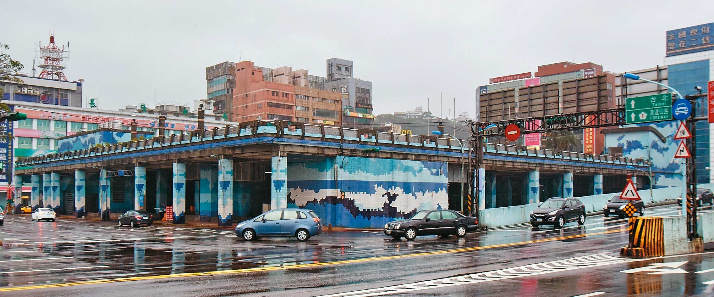 過去僅有一層樓高的東岸廣場利用率不高。（讀者提供）