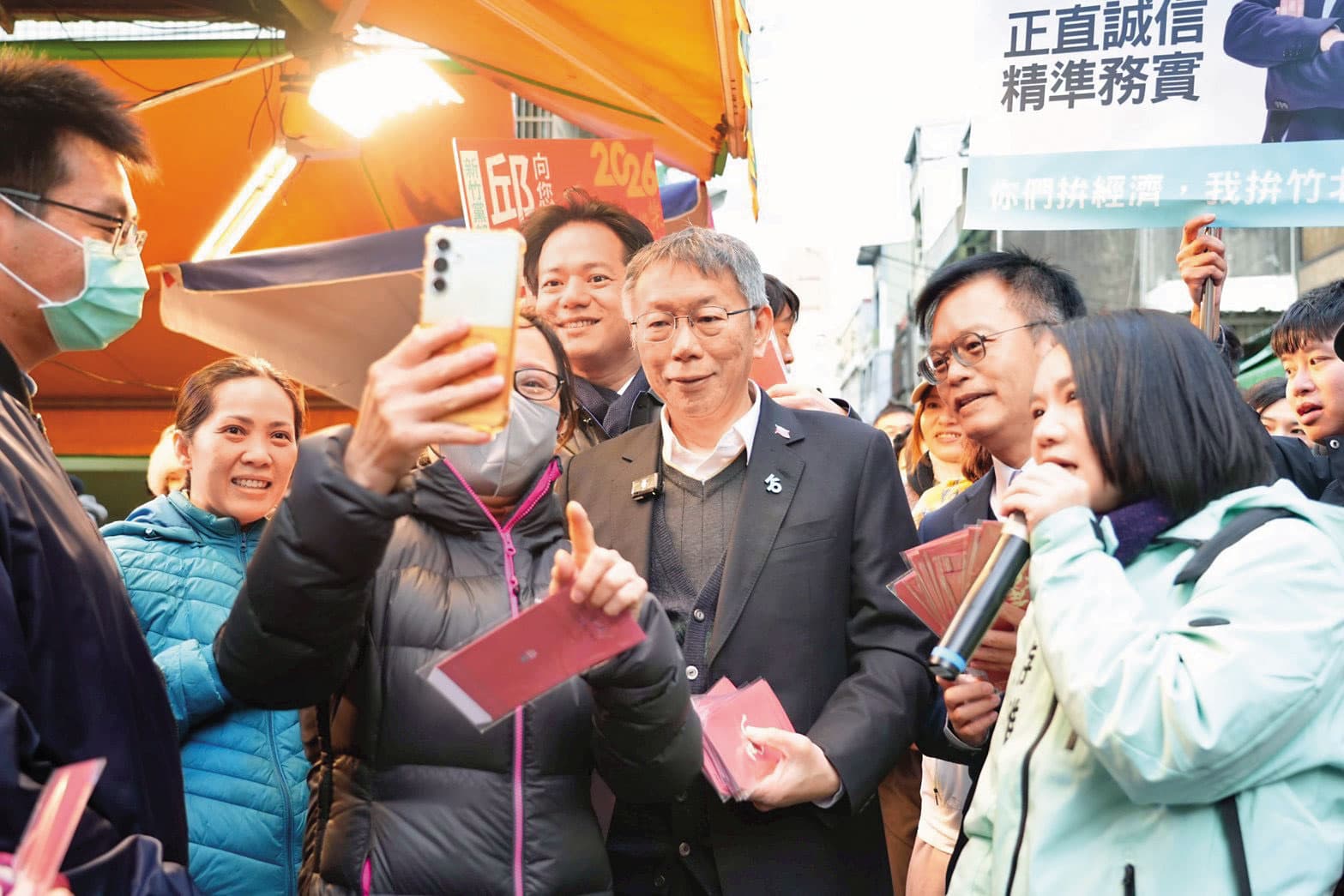 柯文哲（中）仍是白營「唯一太陽」，參選新北市長的現任主席黃國昌競選團隊都可見柯人馬進駐。（民眾黨提供）
