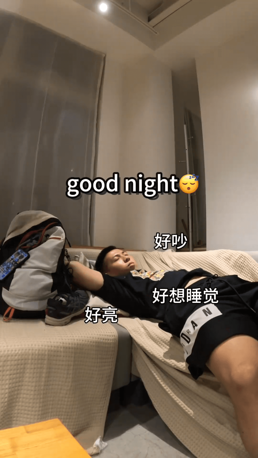 他異想天開跑到前一晚入住青旅的大廳，用餐完直接在沙發上呼呼大睡，把這當成自己的家裡。（翻攝自一棵樹YT頻道）