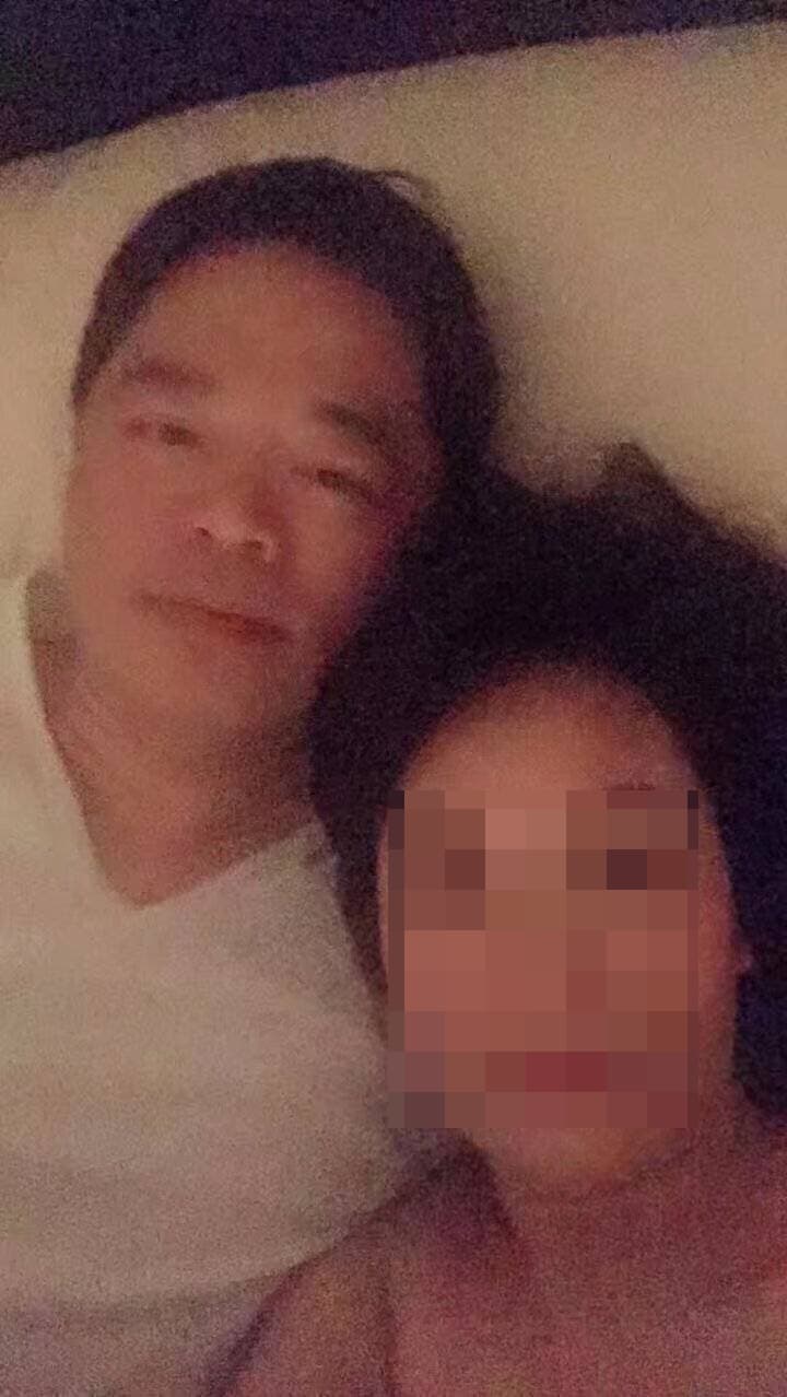 李孟諺與張姓女子親密合照。（翻攝自PTT）