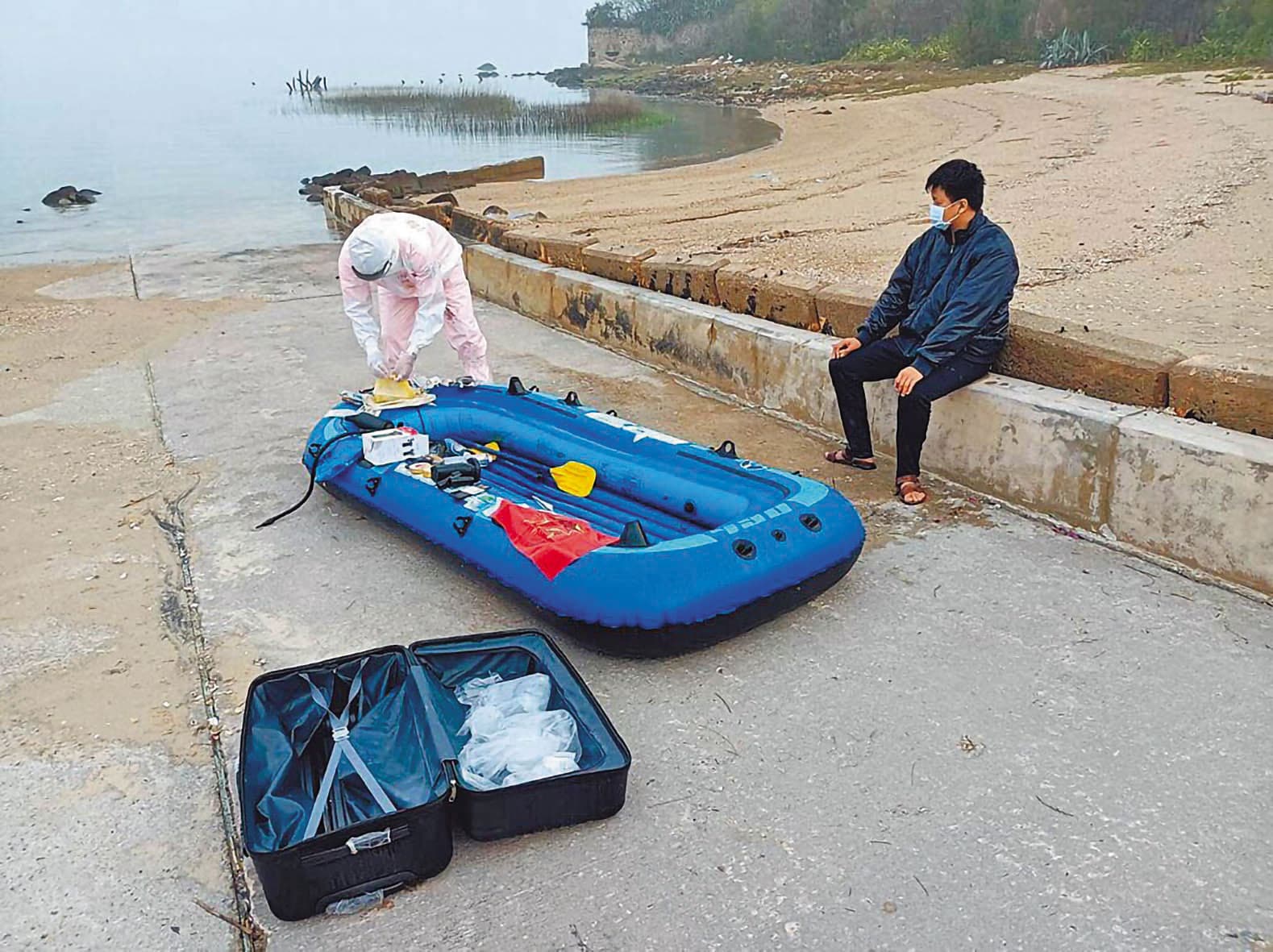 海巡署觀察近來中國偷渡客行徑配備有一定模組，例如都從淘寶買來小艇，說詞也幾乎相同。（海巡署提供）