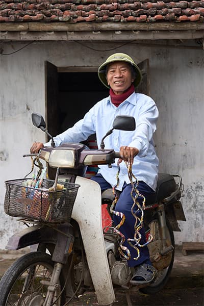 一名越南畫家已經34年沒有剪過指甲。（翻攝自guinnessworldrecords）