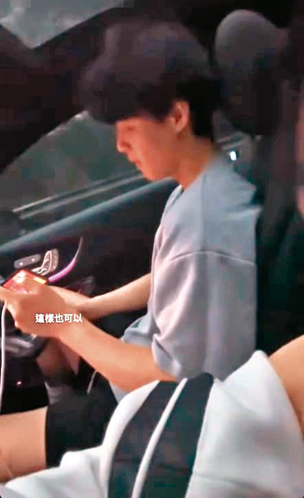 國慶連假期間，吳季穎（圖）一邊開車、一邊滑手機，載著裕隆千金出遊。（讀者提供）