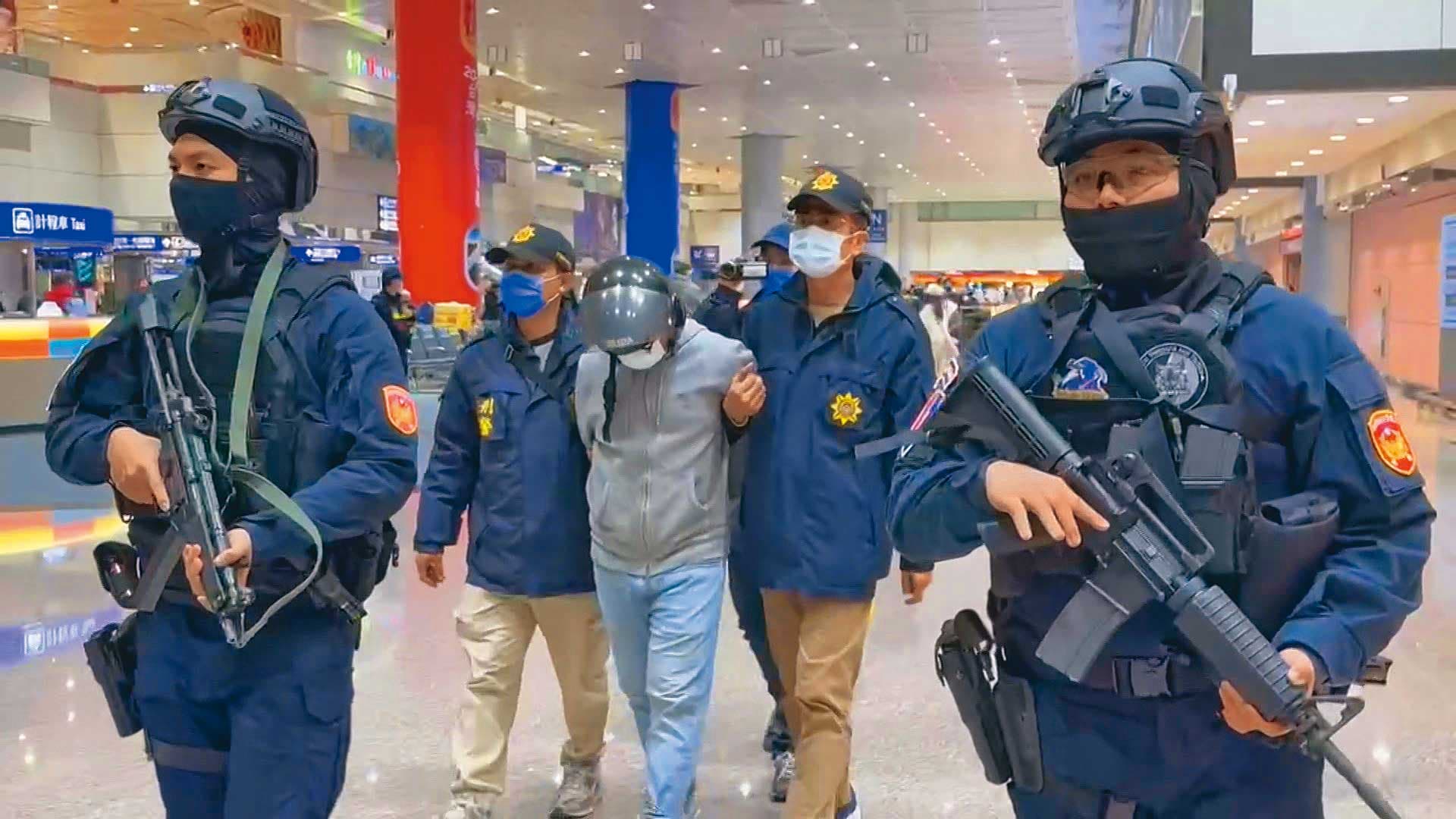 主嫌姜男（中）落網後聲稱係因不滿父親遭毆打，才夥同幫眾共謀殺害劉憲治，但檢警對其說法存疑。（鏡新聞提供）