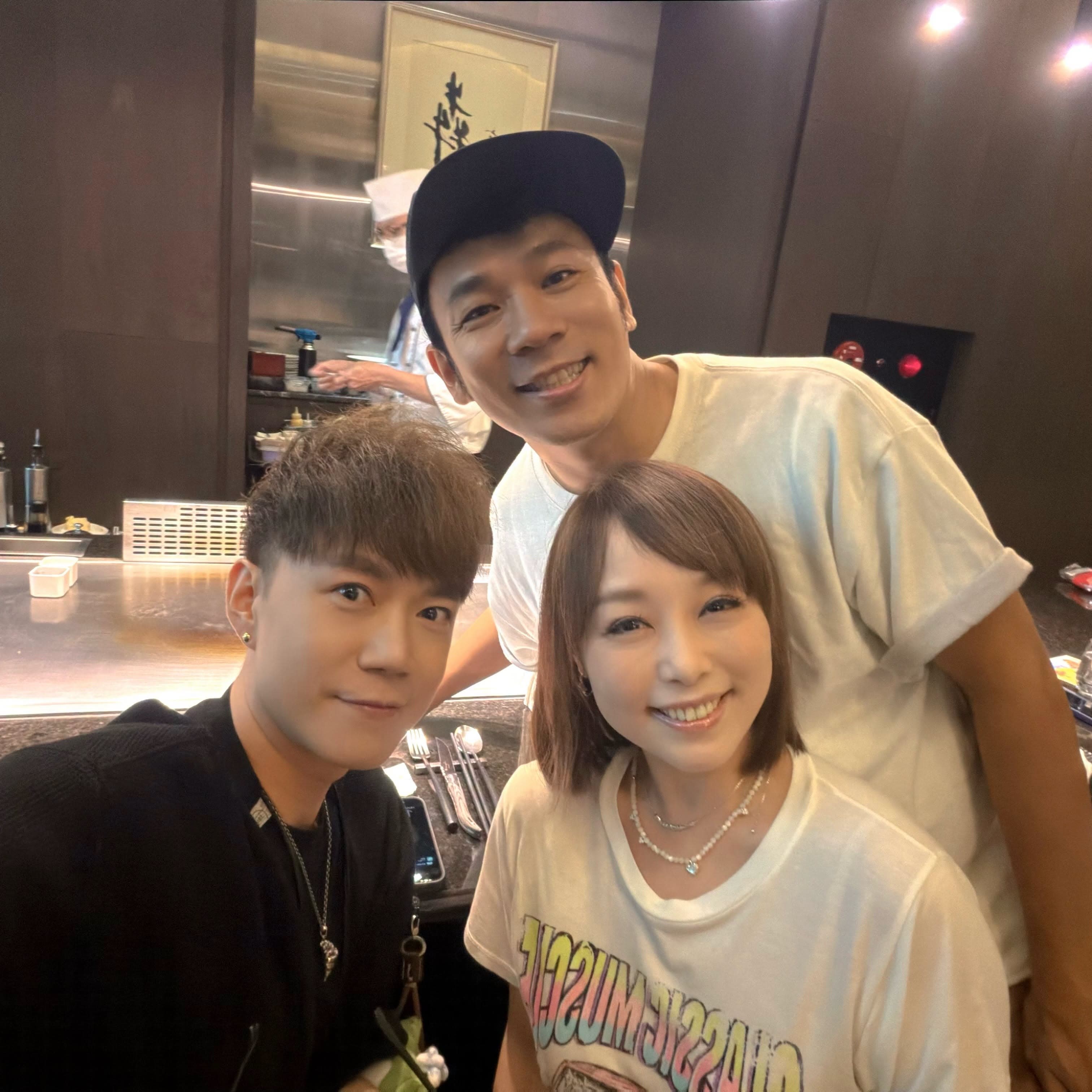 香蕉哥哥、西瓜哥哥和水蜜桃姐姐久違同框聚餐，3人的外貌跟從前幾乎都沒變。（翻攝香蕉哥哥臉書）
