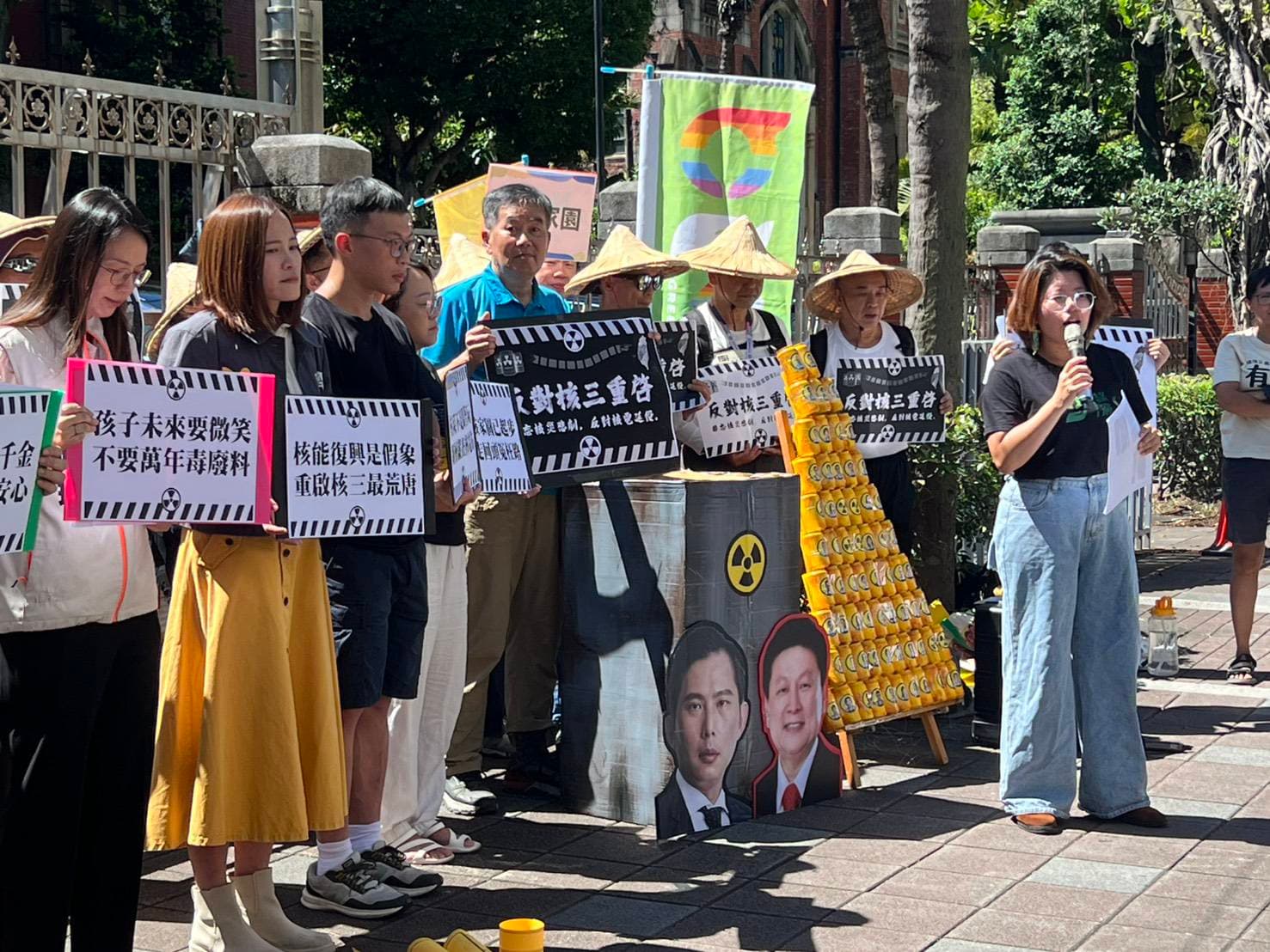 小黨與民團今在立法院前呼籲反對核三重啟。（翻攝自人民作主志工團臉書）