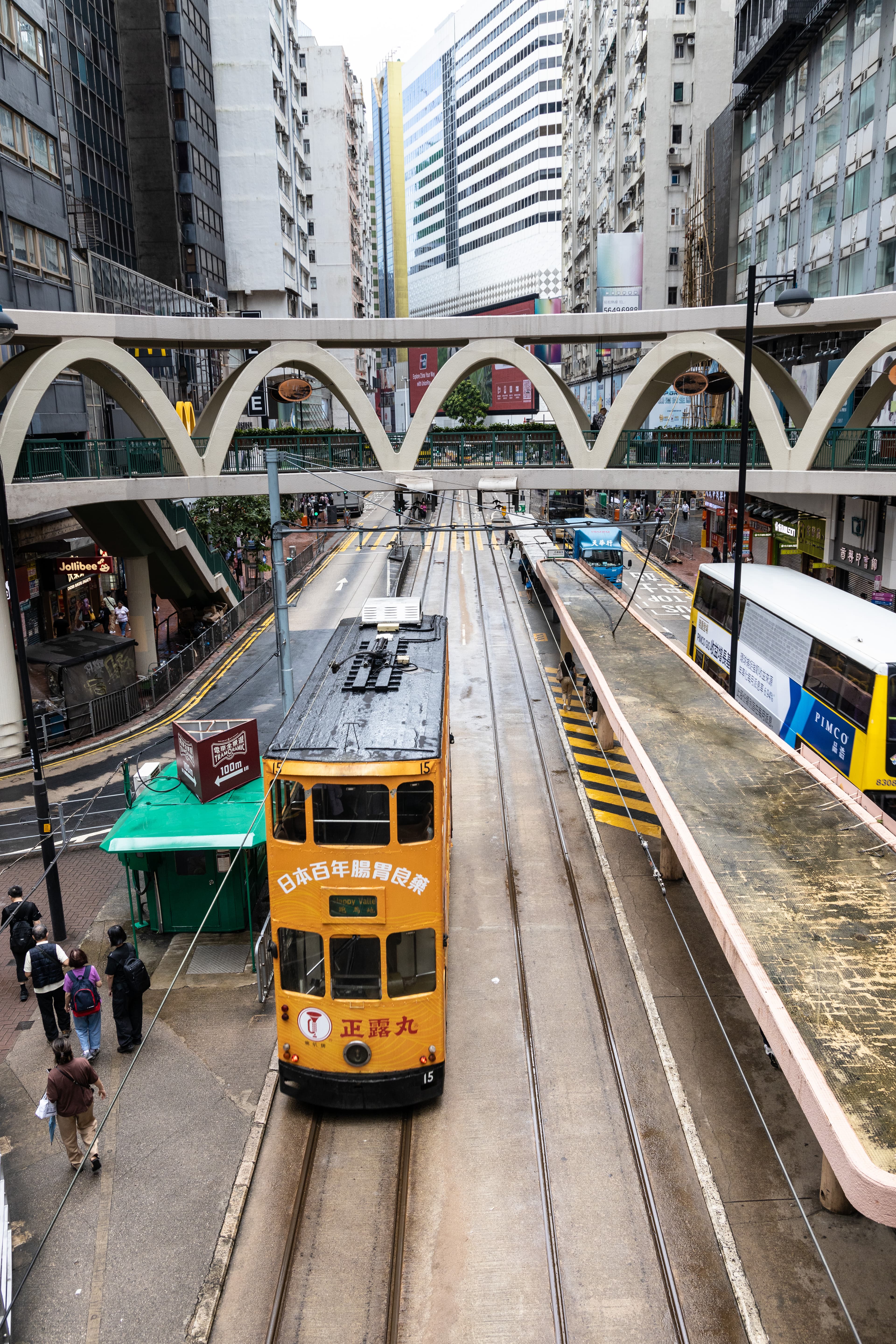 來到香港最有趣就是看叮叮車廣告，每一輛都很有創意，「正露丸」懷舊又復古。