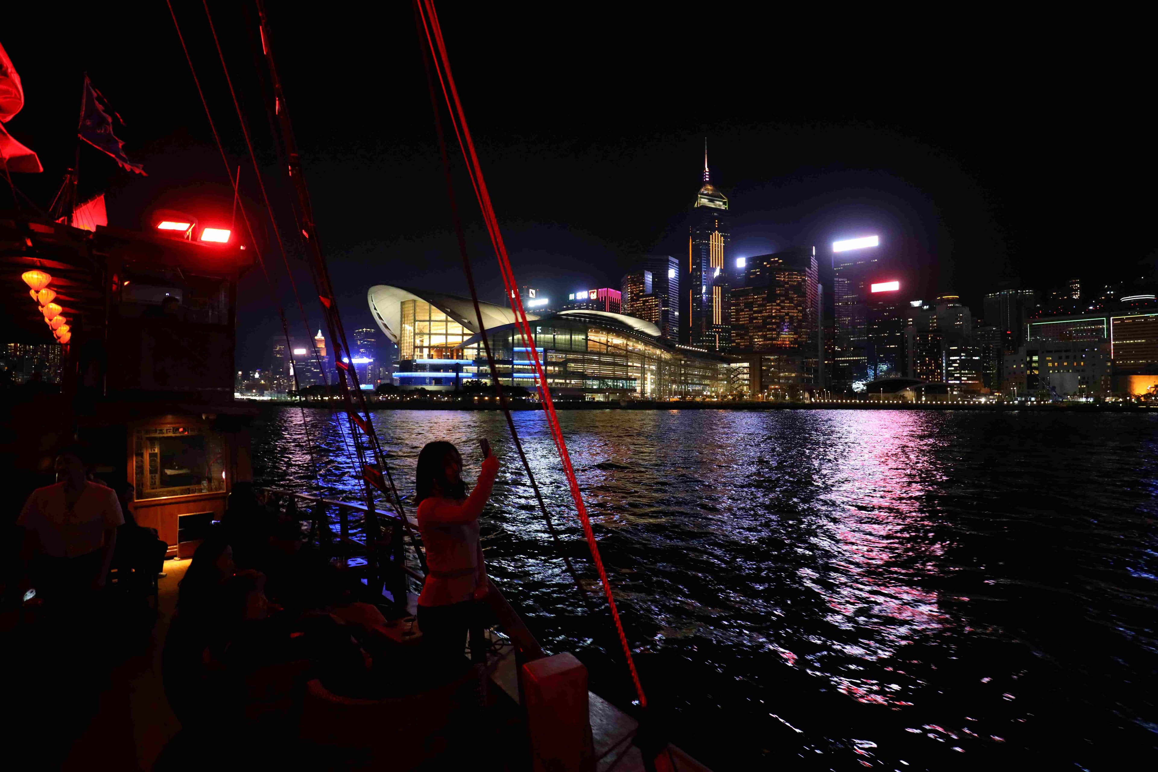 在甲板上遙想當年梟雄豪情,是夜遊香港最戲劇性的一刻。