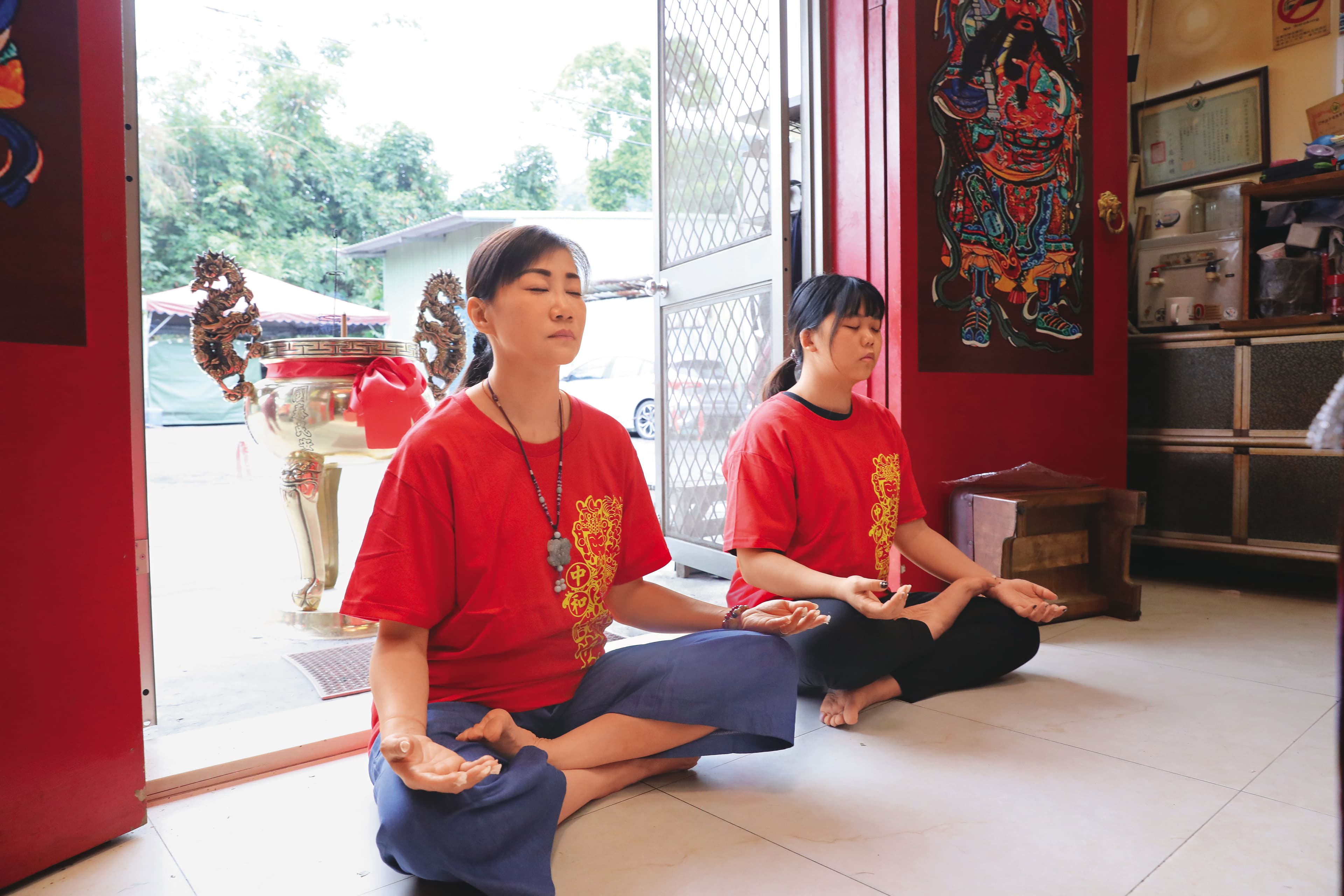 從事美容業的小柔（左）大半輩子都在替家人背債，曾經想過人生到此為止，開始「修行」後慢慢轉念。