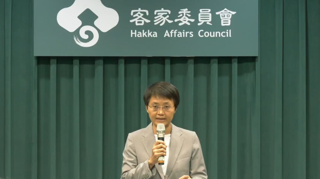 古秀妃呼籲鄉親們拿出客家人的精神，「越是打壓、壓制，我們越要開花」。（翻攝自客委會直播）