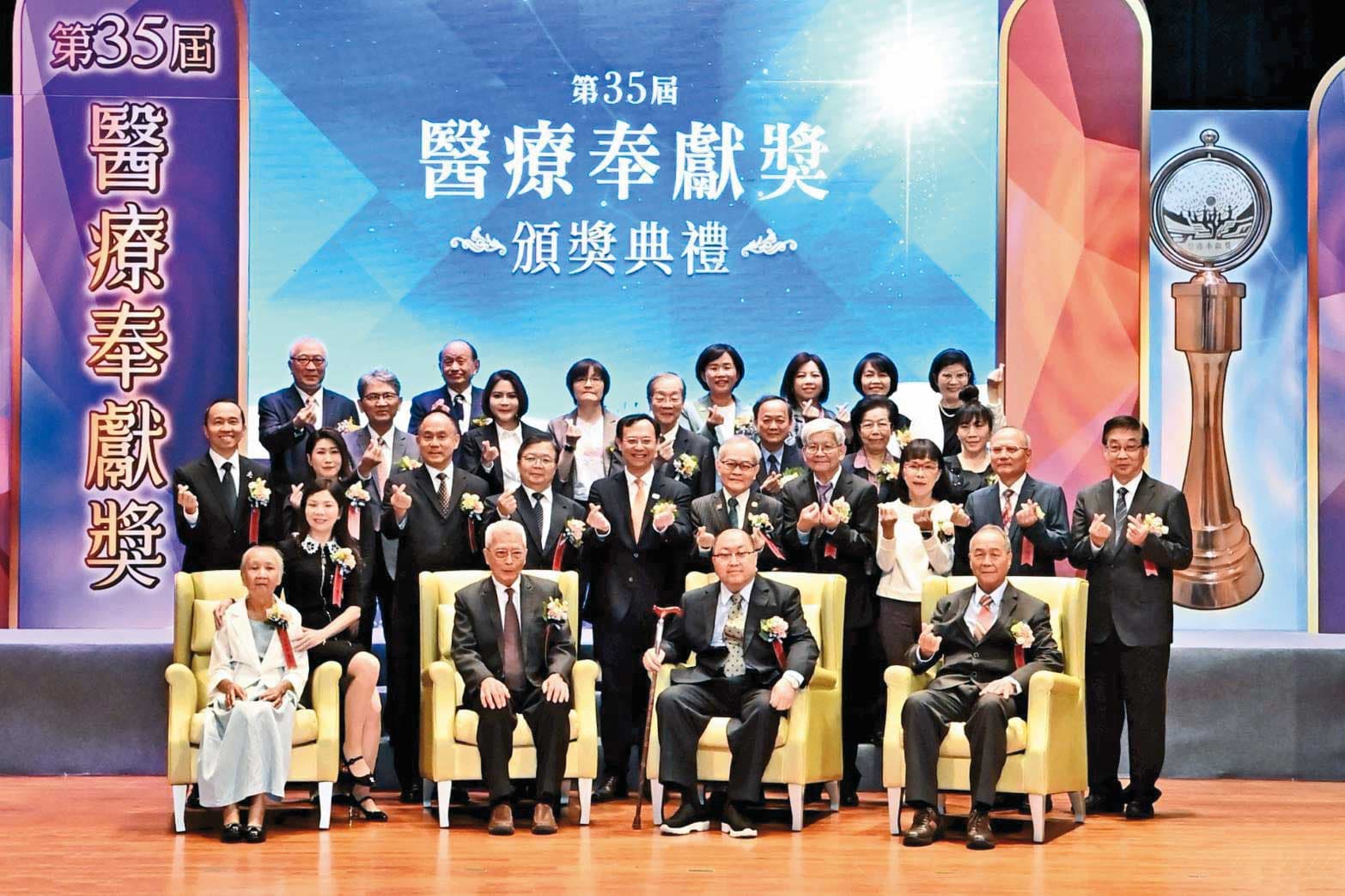 賴力行退休後又加入埔基山地醫學科團隊，一生都在部落服務，去年獲得醫療奉獻獎。（賴力行提供）