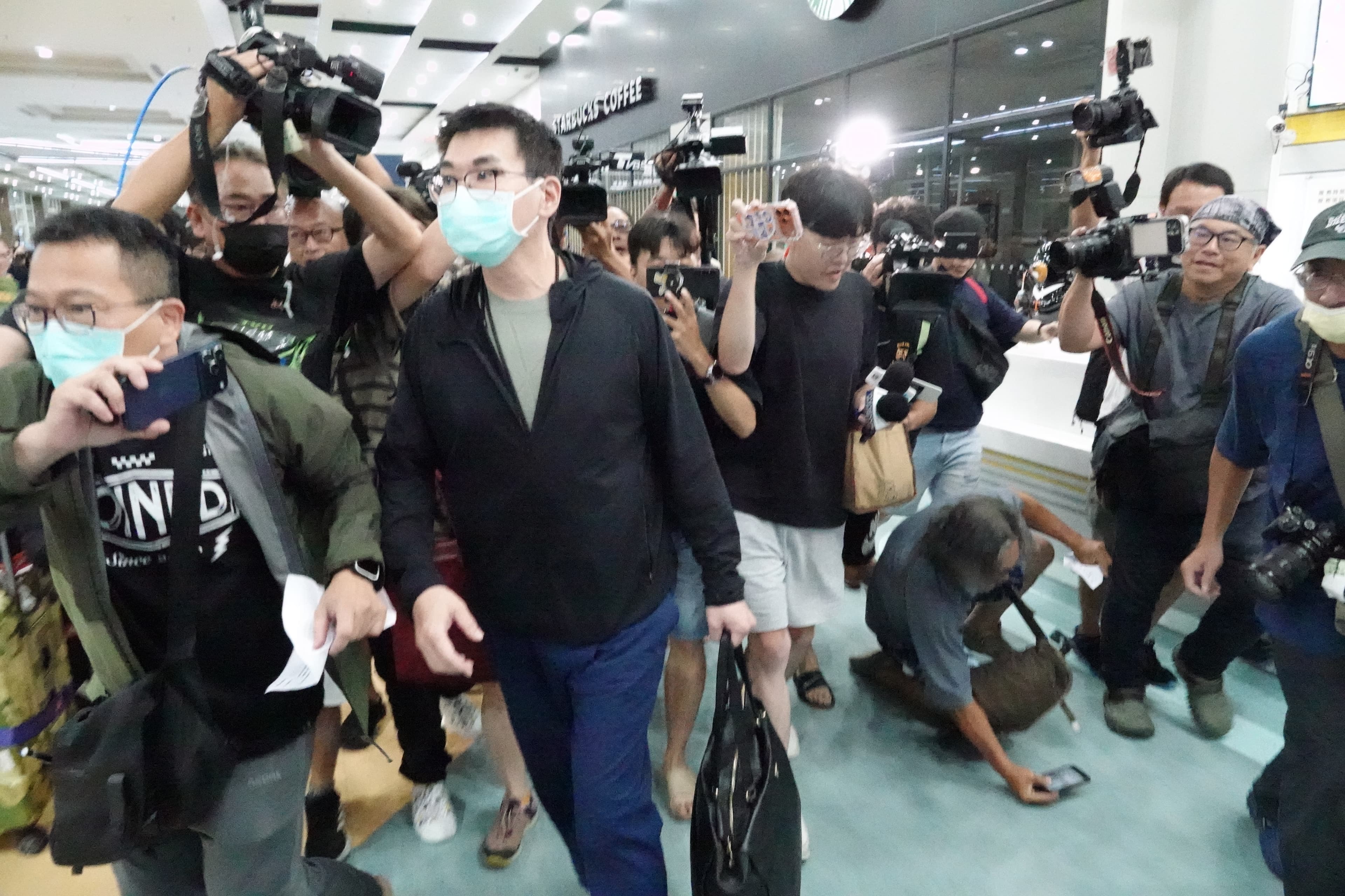 趙建銘晚間現身小港機場，面對記者提問一概保持沈默。