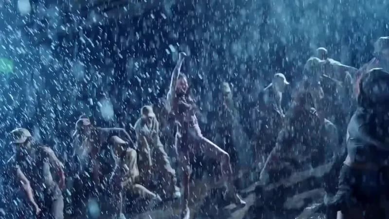曾馨瑩與舞群在大雨中熱舞，全身濕透仍賣力演出，畫面充滿張力。（翻攝永齡銘馨盃臉書）