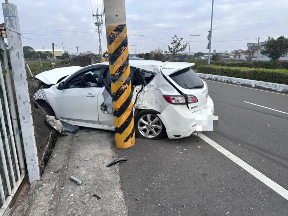 該車禍事故過程中，黑色休旅車被馬自達衝撞後，又差點再撞上前方賓士。（翻攝畫面）